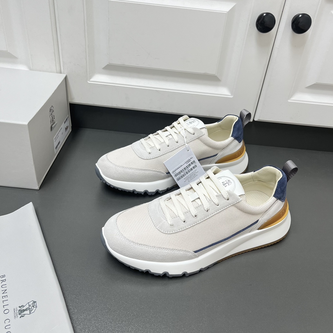 NO:588911,The new color scheme of Brunello Cucinelli is the world's top luxury brand from Italy. It is known as the 'King of Cashmere' and 'the real luxury goods in the clothing industry' for low-key luxury. Many people know that cashmere Cashmere is top-notch, expensive, hard to take off once worn, and easy to match with other clothes. No brand knows how to design top-grade cashmere fabrics into a 'low-key luxury' style than Brunello Cucinelli.  This BC men's shoe is carefully designed, with impeccable material selection, color matching, and last structure. The upper fabric is made of jacquard nylon fabric, which is not easy to deform and pollute, and is paired with high-mercerized elk leather.  The inner lining is made of white benzene-dyed special calfskin + 0.5mm circular punching design. The foot pads are made of high-elastic foam and are aligned with the cowhide lining. They are comfortable, breathable and non-stuffy, and do not fade or slip. The environmentally friendly and harmless TPU+PU outsole is formed in one piece. It is clean and does not need to be glued. The texture is overwhelming. Visible luxury. White. Leather shoe size: 39/40/41/42/43/44. The shoe box adopts the original drawer type.  Comes with shoe storage bag + tag to distinguish market currency. Welcome to order, brunello cucinelli, cowhide19860909新配色 Brunello Cucinelli来自意大利的世界顶级奢侈品牌,被誉为低调奢华的 “山羊绒之王” 和 “服装界真正的奢侈品”.很多人都知道羊绒Cashmere顶级、昂贵,一穿就脱不下来,还很容易和其他衣服相互搭配,没有比Brunello Cucinelli 这个品牌更懂得把顶级的羊绒面料设计出一种 “低调的奢华” 的风格. 此款BC男鞋更是精心设计,从材料选用,颜色搭配,楦型结构都无可挑剔.鞋面布料选用提花工艺尼龙布,不易变形污染 搭配高丝光麋皮 内里是本白色苯染专用小牛皮+0.5mm圆形冲孔设计,脚垫高弹发泡与牛里对贴,上脚舒服透气不闷脚,不掉色,不打滑,环保无害TPU+PU大底一体成型,干净不开胶.质感爆棚 看得见的奢华 白色 皮鞋码数:39/40/41/42/43/44 鞋盒采用原版抽屉式 配鞋履收纳袋+吊牌 区别市场通货 欢迎订购,,brunello cucinelli,cowhide,Men's shoes