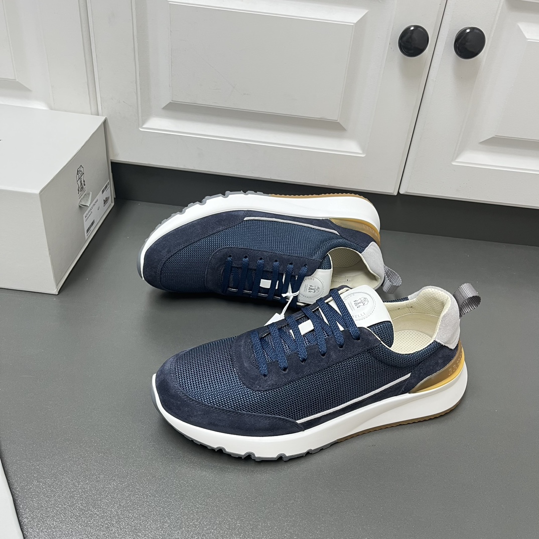 NO:588917,The new color scheme of Brunello Cucinelli is the world's top luxury brand from Italy. It is known as the 'King of Cashmere' and 'the real luxury goods in the clothing industry' for low-key luxury. Many people know that cashmere Cashmere is top-notch, expensive, hard to take off once worn, and easy to match with other clothes. No brand knows how to design top-grade cashmere fabrics into a 'low-key luxury' style than Brunello Cucinelli.  This BC men's shoe is carefully designed, with impeccable material selection, color matching, and last structure. The upper fabric is made of jacquard nylon fabric, which is not easy to deform and pollute, and is paired with high-mercerized elk leather.  The inner lining is made of white benzene-dyed special calfskin + 0.5mm circular punching design. The foot pads are made of high-elastic foam and are aligned with the cowhide lining. They are comfortable, breathable and non-stuffy, and do not fade or slip. The environmentally friendly and harmless TPU+PU outsole is formed in one piece. It is clean and does not need to be opened. The texture is overwhelming. Visible luxury. Blue. Leather shoe size: 39/40/41/42/43/44. The shoe box adopts the original drawer type.  Comes with shoe storage bag + tag to distinguish market currency. Welcome to order, brunello cucinelli, cowhide19860909新配色 Brunello Cucinelli来自意大利的世界顶级奢侈品牌,被誉为低调奢华的 “山羊绒之王” 和 “服装界真正的奢侈品”.很多人都知道羊绒Cashmere顶级、昂贵,一穿就脱不下来,还很容易和其他衣服相互搭配,没有比Brunello Cucinelli 这个品牌更懂得把顶级的羊绒面料设计出一种 “低调的奢华” 的风格. 此款BC男鞋更是精心设计,从材料选用,颜色搭配,楦型结构都无可挑剔.鞋面布料选用提花工艺尼龙布,不易变形污染 搭配高丝光麋皮 内里是本白色苯染专用小牛皮+0.5mm圆形冲孔设计,脚垫高弹发泡与牛里对贴,上脚舒服透气不闷脚,不掉色,不打滑,环保无害TPU+PU大底一体成型,干净不开胶.质感爆棚 看得见的奢华 蓝色 皮鞋码数:39/40/41/42/43/44 鞋盒采用原版抽屉式 配鞋履收纳袋+吊牌 区别市场通货 欢迎订购,,brunello cucinelli,cowhide,Men's shoes