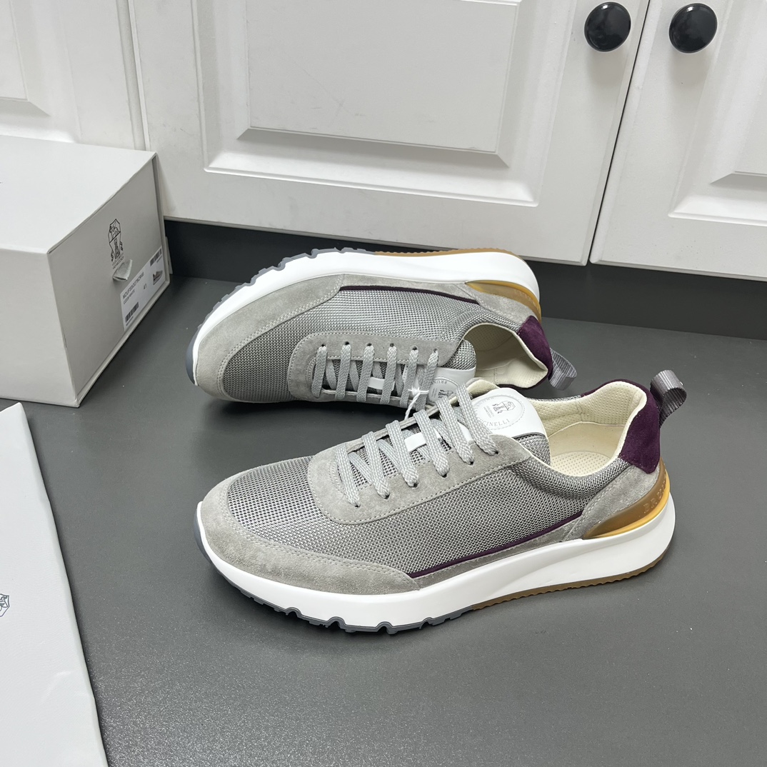 NO:588925,The new color scheme of Brunello Cucinelli is the world's top luxury brand from Italy. It is known as the 'King of Cashmere' and 'the real luxury goods in the clothing industry' for low-key luxury. Many people know that cashmere Cashmere is top-notch, expensive, hard to take off once worn, and easy to match with other clothes. No brand knows how to design top-grade cashmere fabrics into a 'low-key luxury' style than Brunello Cucinelli.  This BC men's shoe is carefully designed, with impeccable material selection, color matching, and last structure. The upper fabric is made of jacquard nylon fabric, which is not easy to deform and pollute, and is paired with high-mercerized elk leather.  The inner lining is made of white benzene-dyed special calfskin + 0.5mm circular punching design. The foot pads are made of high-elastic foam and are aligned with the cowhide lining. They are comfortable, breathable and non-stuffy, and do not fade or slip. The environmentally friendly and harmless TPU+PU outsole is formed in one piece. It is clean and does not need to be glued. The texture is overwhelming. Visible luxury. Gray leather shoe size: 39/40/41/42/43/44. The shoe box adopts the original drawer type  Comes with shoe storage bag + tag to distinguish market currency. Welcome to order, brunello cucinelli, cowhide19860909新配色 Brunello Cucinelli来自意大利的世界顶级奢侈品牌,被誉为低调奢华的 “山羊绒之王” 和 “服装界真正的奢侈品”.很多人都知道羊绒Cashmere顶级、昂贵,一穿就脱不下来,还很容易和其他衣服相互搭配,没有比Brunello Cucinelli 这个品牌更懂得把顶级的羊绒面料设计出一种 “低调的奢华” 的风格. 此款BC男鞋更是精心设计,从材料选用,颜色搭配,楦型结构都无可挑剔.鞋面布料选用提花工艺尼龙布,不易变形污染 搭配高丝光麋皮 内里是本白色苯染专用小牛皮+0.5mm圆形冲孔设计,脚垫高弹发泡与牛里对贴,上脚舒服透气不闷脚,不掉色,不打滑,环保无害TPU+PU大底一体成型,干净不开胶.质感爆棚 看得见的奢华 灰色 皮鞋码数:39/40/41/42/43/44 鞋盒采用原版抽屉式 配鞋履收纳袋+吊牌 区别市场通货 欢迎订购,,brunello cucinelli,cowhide,Men's shoes