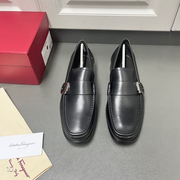 NO:557517,Salvatore Ferragamo's new men's casual shoes from the official website, imported soft cowhide SF men's shoes, cowhide inner insole, the latest buckles, exclusive logo outsole, light, soft, non-slip and environmentally friendly, soft, comfortable and light on the foot, practical style, tasteful, and excellent comfort. Leather shoe size: 39/40/41/42/43/44 (customized at 38.45),, louis  vuitton,ferragamo,ferragamo,cowhide19860909菲拉格慕Salvatore Ferragamo 新款官**网男式休闲鞋,进口软牛皮面SF男鞋,内里鞋垫牛皮,最新饰扣,底采用专属logo大底,底轻软防滑环保,上脚柔软舒适轻盈,款式实用并重,档次有品味,体验舒适度极佳 皮鞋码数:39/40/41/42/43/44（38.45订做）,,louis vuitton,ferragamo,ferragamo,cowhide,Men's shoes