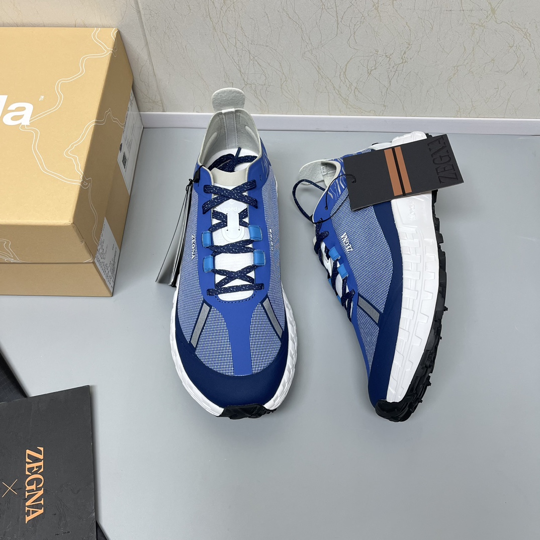 NO:272035,New color Zzegna New co-branded Xnorda low-top sports running shoes are released simultaneously on the official website. This lightweight and breathable running shoes incorporate recyclable materials into the design, so that the perfect combination of running shoes performance and sustainability is verified. Seamless upper is matched with Vibram sole. Excellent fit, cushioning and grip are provided, and the best performance is greatly reduced. This footprint is super breathable. The sports running shoes with dynamic and dynamic provide you with stable support. Show your personality. A distinctive contrasting color design. Both inside and outside the sports field can create a focus of attention. The midsole cover method of car movable footbed. The shoes are light and easy to wear. The sole is soft and elastic. The sole is designed as a Vlbram brand logo film. It is shock-proof and anti-slip. The production process is perfectly integrated with high technology, and it is comfortable and has excellent performance. Welcome to order.  Y leather shoes size: 39/40/41/42/43/44 Sky blue original box packaging comes with shoe storage bag   double card C4650053,,zegna19860909新配色 Zzegna 杰尼亚 新款联名款Xnorda 低帮运动跑鞋 官网同步发售 此款轻便透气跑步鞋将可回收材料融入设计 从而让跑鞋性能和可持续性的完美结合得到验证 无缝鞋面搭配Vibram 鞋底 提供卓越贴合性、缓冲性和抓地力 彰显最佳性能 大幅降低环境足迹 这款上脚透气性超好 满蕴动感活力的运动跑鞋为您提供稳固支撑 秀出个性风采 鲜明的撞色设计 不论运动场内外 均能造就瞩目焦点 车中底套楦做法 可活动脚床 鞋子轻便好穿 鞋底软弹舒适 大底设计为Vlbram品牌Logo底片 防震防滑. 制作工艺与高科技完美融合、舒适不凡 性能优异 欢迎订购 Y皮鞋码数:39/40/41/42/43/44 天蓝色 原盒包装 随附鞋履收纳袋 双卡片 C4650053,,zegna,Men's shoes