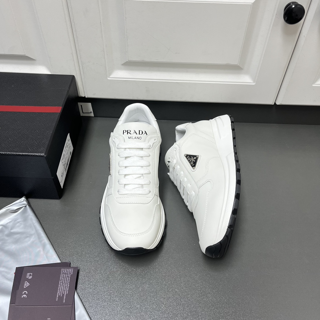 NO:272371,Autumn and winter Prad* Prada classic shipment Italian flagship store version, ltaly overseas purchasing new model leading domestic counters, fashionable and versatile styles, selected imported cowhide leather surface, outer waist brand triangle △ logo low-key luxury and connotation, very textured, better physical feel, inner insole adopts soft cowhide, anti-slip shock-absorbing pattern lightweight sole, upper foot feels comfortable L normal leather shoe size: 39/40/41/42/43/44 White original box packaging, prada, prada, cowhide19860909秋冬Prad*普拉达经典款出货 意大利旗舰店版,ltaly海外代购新款 领先国内专柜,时尚百搭款 面精选进口头层牛皮面 外腰品牌三角△logo低调奢华有内涵 非常有质感,实物手感更好,内里鞋垫采用柔软牛皮,防滑减震花纹轻质大底,上脚脚感贴脚舒适 L正常皮鞋码:39/40/41/42/43/44 白色 原盒包装,,prada,prada,cowhide,Men's shoes