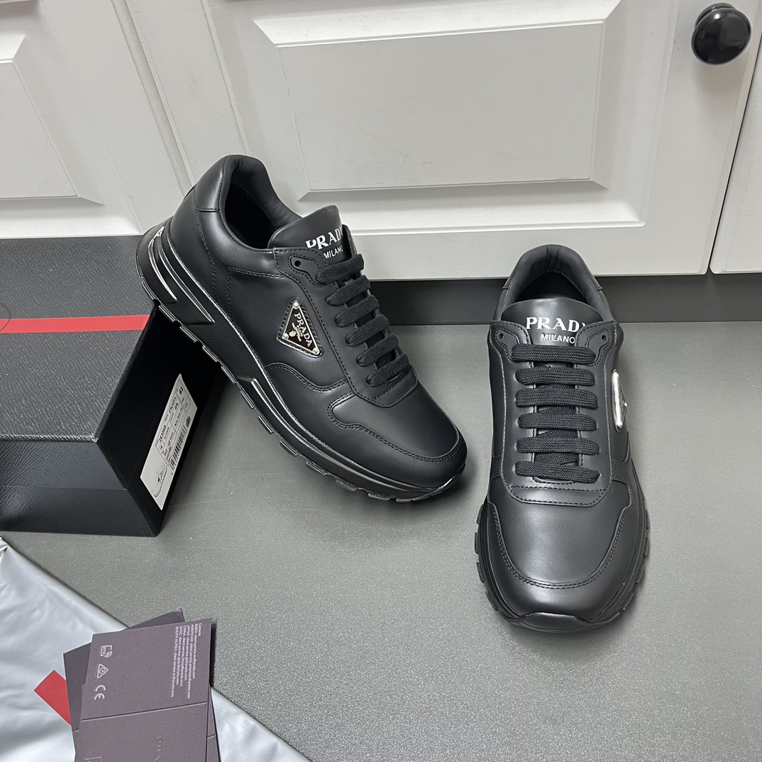 NO:272394,Autumn and winter Prad* Prada classic shipment Italian flagship store version, ltaly overseas purchasing new model leading domestic counters, fashionable and versatile styles, selected imported cowhide leather face, outer waist brand triangle △ logo low-key luxury and connotation, very textured, better physical feel, inner insoles are soft cowhide, anti-slip shock-absorbing pattern lightweight sole, upper foot feels comfortable L normal leather shoe size: 39/40/41/42/43/44 Black original box packaging, prada, prada, cowhide19860909秋冬Prad*普拉达经典款出货 意大利旗舰店版,ltaly海外代购新款 领先国内专柜,时尚百搭款 面精选进口头层牛皮面 外腰品牌三角△logo低调奢华有内涵 非常有质感,实物手感更好,内里鞋垫采用柔软牛皮,防滑减震花纹轻质大底,上脚脚感贴脚舒适 L正常皮鞋码:39/40/41/42/43/44 黑色 原盒包装,,prada,prada,cowhide,Men's shoes