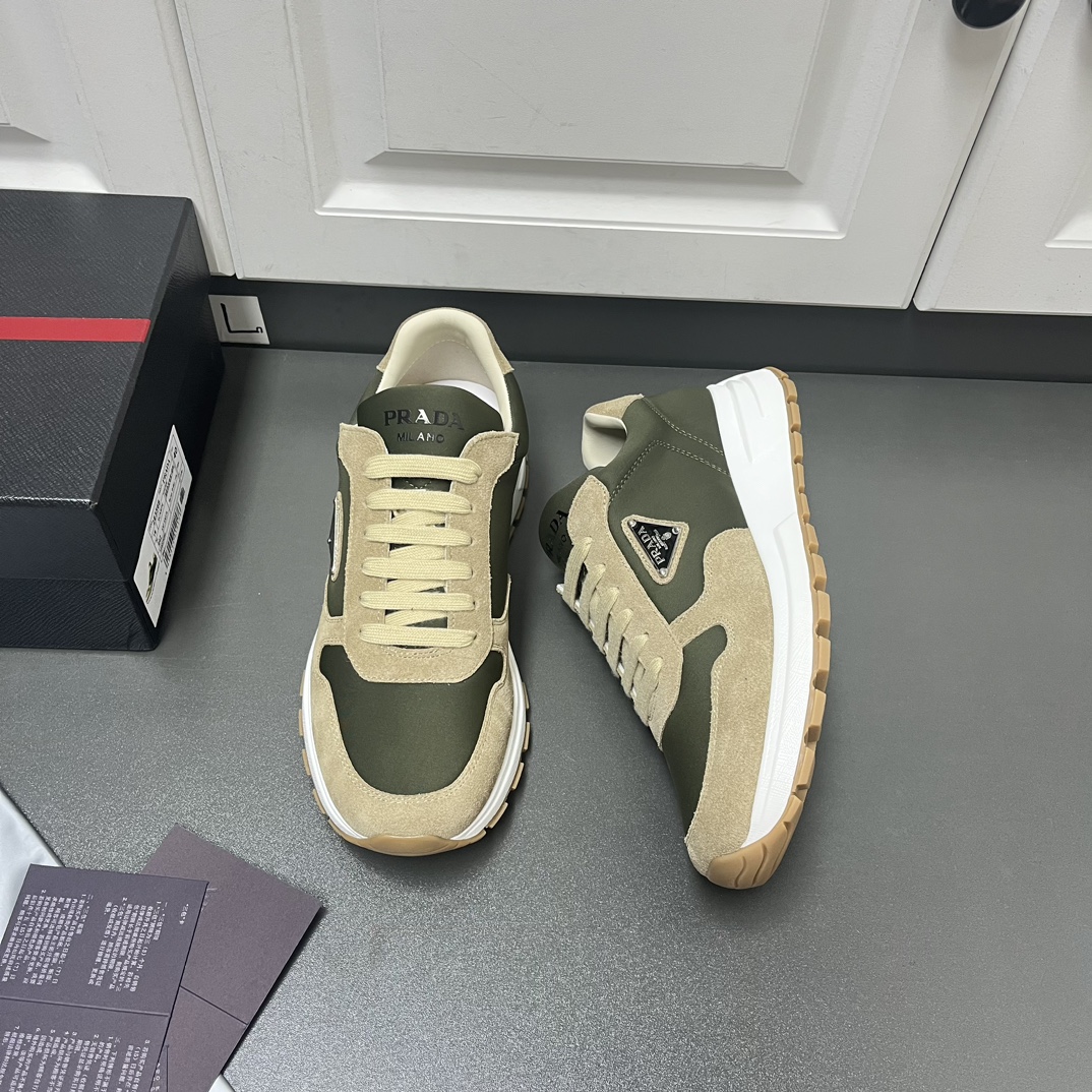 NO:272377,Prad* Prada's new Downtown men's shoes arrives, lace-up versatile style. This model uses imported beef reverse velvet leather   special fabric, with a contemporary charm, sporty style design, simple lines, and light rubber sole. The Prada logo is interpreted from different angles, and is decorated with an iconic enamel metal triangle, showing a unique classic charm. Metal eyelets and cotton shoelaces, the upper is decorated with an enamel metal triangle, and the tongue is decorated with a branded logo. TPU PU vacuum outsole is integrated, anti-slip and wear-resistant, and the footing effect is very comfortable. L leather shoes size: 39/40/41/42/43/44 Dark green Original box packaging   dust bag,, prada, prada19860909Prad*普拉达新款Downtown系列男鞋到货 系带百搭款 这款采用进口牛反绒皮革 特殊布料,采用富有当代魅力的运动风设计线条简洁,搭配轻盈的橡胶鞋底.通过不同角度演绎Prada徽标,饰有标志性的涂珐琅金属三角形,彰显别具一格的经典魅力.金属孔眼与棉质鞋带,鞋面饰有涂珐琅金属三角形,鞋舌饰以烙印徽标. TPU PU真空大底一体成型,防滑耐磨,上脚效果非常舒适. L皮鞋码数:39/40/41/42/43/44 墨绿色 原盒包装 防尘袋,,prada,prada,Men's shoes