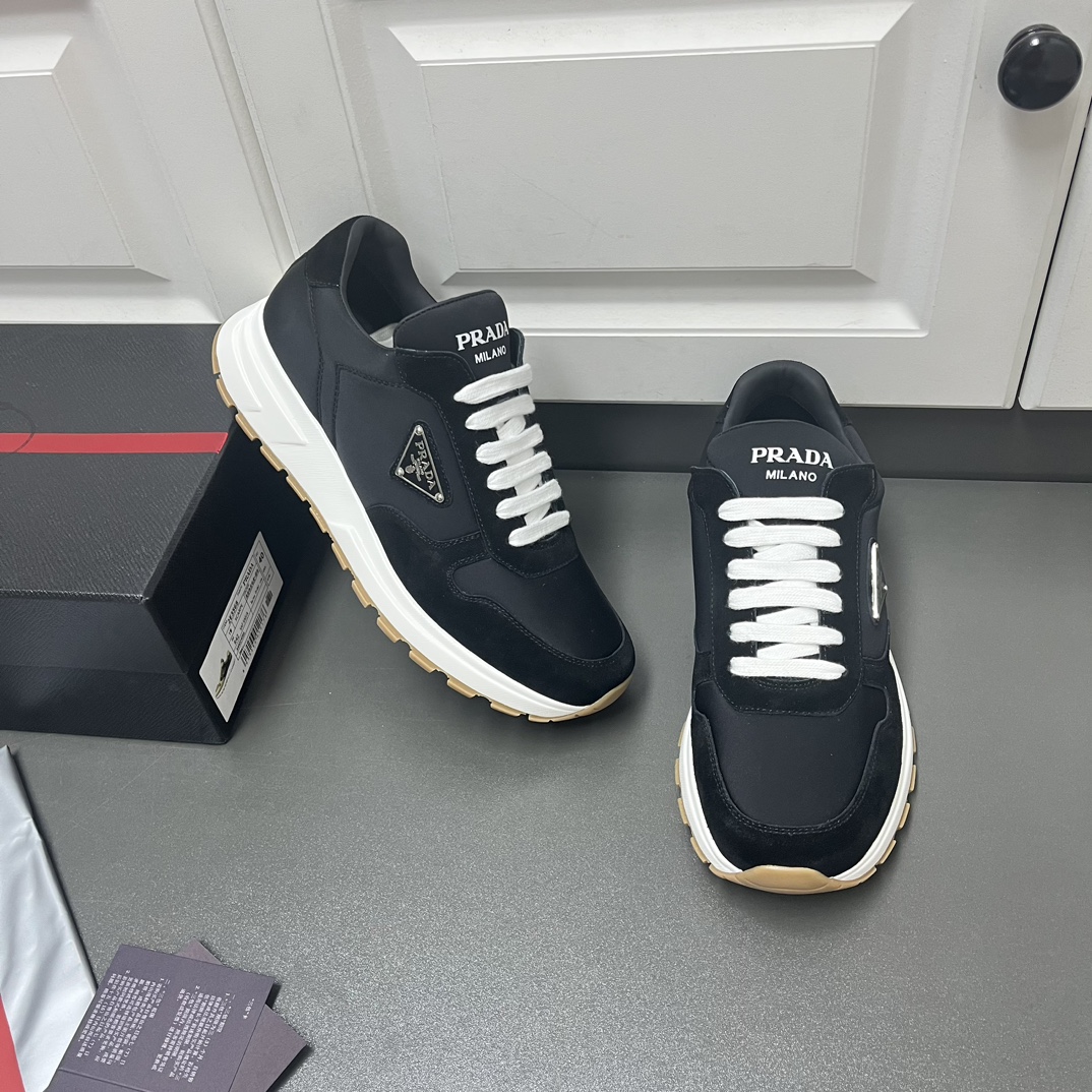 NO:272383,Prad* Prada's new Downtown men's shoes arrives, lace-up versatile style. This model uses imported beef reverse velvet leather   special fabric. It uses a sporty style with a contemporary charm. It is designed with simple lines and light rubber soles. The Prada logo is interpreted from different angles, and is decorated with an iconic enamel metal triangle, showing a unique classic charm. Metal eyelets and cotton shoelaces, the upper is decorated with a coated enamel metal triangle, and the tongue is decorated with a branded logo. TPU PU vacuum outsole is integrated, anti-slip and wear-resistant, and the footing effect is very comfortable. L leather shoes size: 39/40/41/42/43/44 Black Original box packaging   dust bag,, prada, prada19860909Prad*普拉达新款Downtown系列男鞋到货 系带百搭款 这款采用进口牛反绒皮革 特殊布料,采用富有当代魅力的运动风设计线条简洁,搭配轻盈的橡胶鞋底.通过不同角度演绎Prada徽标,饰有标志性的涂珐琅金属三角形,彰显别具一格的经典魅力.金属孔眼与棉质鞋带,鞋面饰有涂珐琅金属三角形,鞋舌饰以烙印徽标. TPU PU真空大底一体成型,防滑耐磨,上脚效果非常舒适. L皮鞋码数:39/40/41/42/43/44 黑色 原盒包装 防尘袋,,prada,prada,Men's shoes