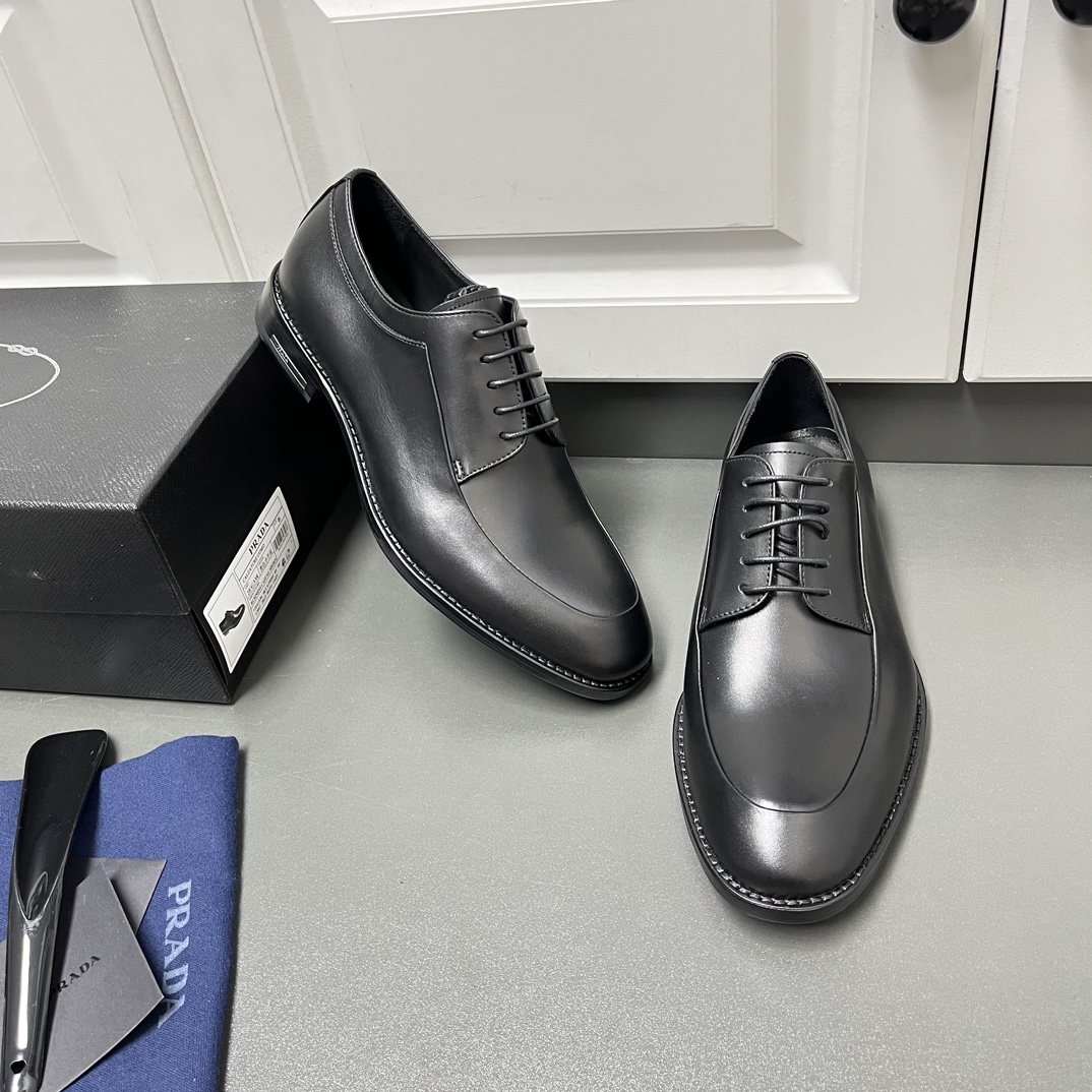 NO:280285,New Prad* Prada boutique lace-up men's shoes imported from Italy, super soft and delicate calfskin, natural and smooth lines, the whole pair of shoes has high-end, atmospheric and high-end soft cowhide inner   cowhide footbed Original genuine leather sole   rubber sheet added to wear directly on the foot. Super comfortable and atmospheric type, a must-have for men's gods, support comparison, the first choice for business meetings. J standard leather shoes size: 39/40/41/42/43/44 Full set of packaging   dust bag,, prada, prada, cowhide, Leather soles19860909新品Prad*普拉达精品系带男鞋 意大利进口头层超软超细腻小牛皮 线条自然流畅 整双鞋子高端大气上档次 柔软牛皮内里 牛皮垫脚 原版真皮大底 已加橡胶片可直接上脚穿啰 超舒服超大气的一款 男神必备品 支持对比 商务会晤送人首选单品. J标准皮鞋码数:39/40/41/42/43/44 全套包装  防尘袋,,prada,prada,cowhide,Leather soles,Men's shoes