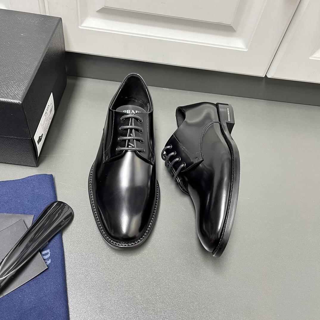 NO:280290,New Prad* Prada boutique men's shoes imported from Italy, with beaded cowhide leather with natural and smooth lines. The whole pair of shoes has high-end, atmospheric and upscale. Soft cowhide inner   cowhide footbed. Original genuine leather sole   rubber sheet added to wear directly on the feet. Super comfortable and atmospheric. A must-have for men's gods. Support comparison. The first choice for business meetings. J standard leather shoes size: 39/40/41/42/43/44. Full set of packaging   dust bags, prada, prada, cowhide, Leather soles19860909新品Prad*普拉达精品系带男鞋 意大利进口头层开边珠牛皮 线条自然流畅 整双鞋子高端大气上档次 柔软牛皮内里 牛皮垫脚 原版真皮大底 已加橡胶片可直接上脚穿啰 超舒服超大气的一款 男神必备品 支持对比 商务会晤送人首选单品. J标准皮鞋码数:39/40/41/42/43/44 全套包装  防尘袋,,prada,prada,cowhide,Leather soles,Men's shoes