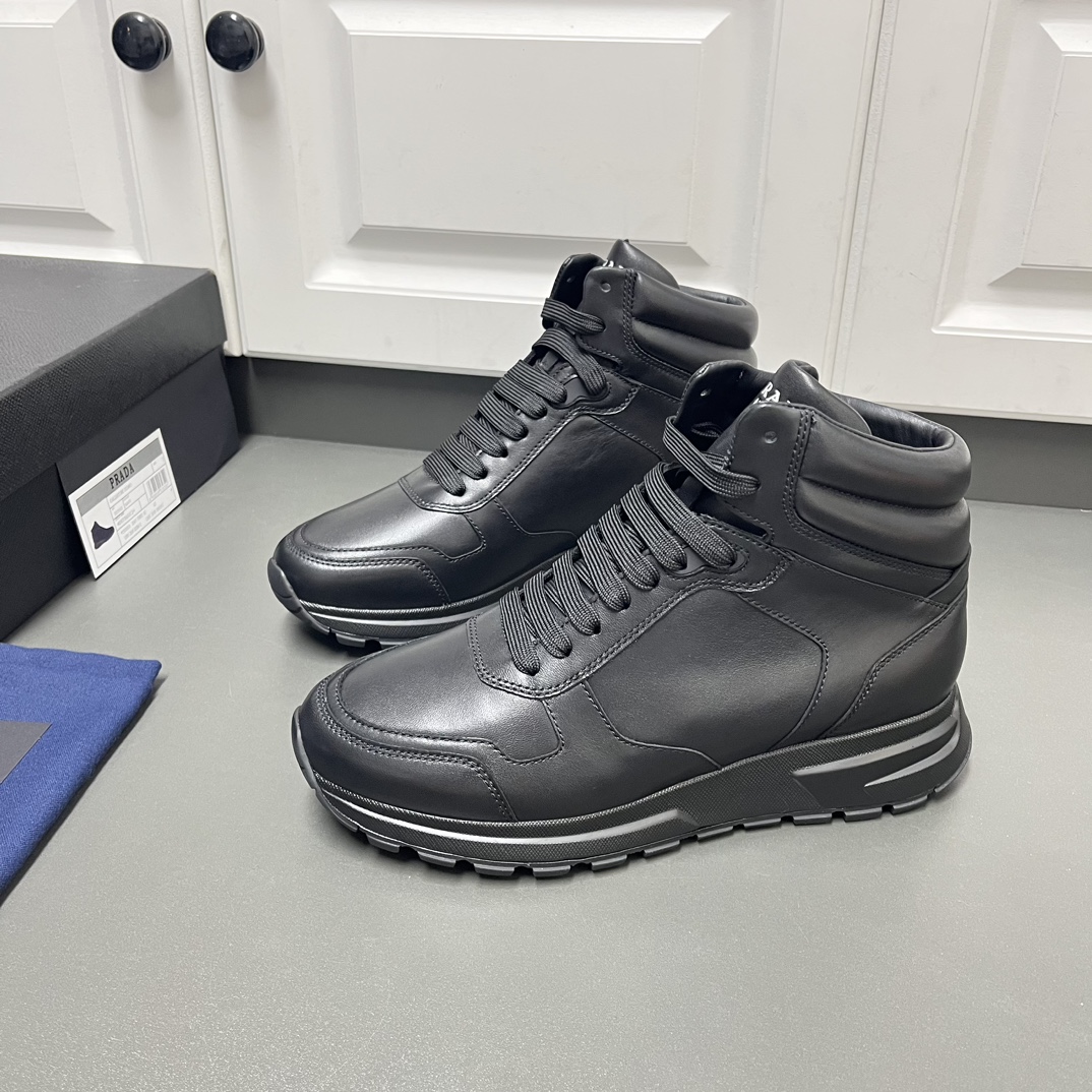 NO:588971,New Arrival Prad*PRAX02 high-top casual sports shoes for men. This model combines the typical elements of the P family. The surface is made of soft first-layer cowhide with imported Italian edges. The inner insole is calfskin. The upper is decorated with an enameled metal logo. Non-slip and wear-resistant rubber sole + geometric line pattern + 4 cm sole. High-end quality. The first choice for self-wear and gift. Leather shoe size: 39/40/41/42/43/44 black  Original box packaging + dust bag, welcome to order, prada, cowhide19860909新款到货 Prad*PRAX02高帮休闲运动男鞋 此款融汇P家典型元素 面甄选意大利进口边柔软头层牛皮 内里鞋垫小牛皮 鞋帮饰以涂珐琅金属徽标 防滑耐磨橡胶鞋底+几何线条花纹+4厘米鞋底,高端品质,自穿送人首选单品. 皮鞋码数:39/40/41/42/43/44 黑色 原盒包装+防尘袋 欢迎订购,,prada,cowhide,Men's shoes