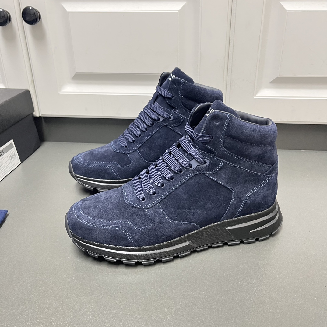 NO:588962,New arrival Prad*PRAX02 high-top casual sports shoes for men. This model combines the typical elements of the P family. The surface is made of soft and delicate cow suede imported from Italy. The inner insole is calfskin. The upper is decorated with an enameled metal logo. Non-slip and wear-resistant rubber sole + geometric line pattern + 4 cm sole. High-end quality. The first choice for self-wear and gift. Leather shoe size: 39/40/41/42/43/44 blue  Original box packaging + dust bag, welcome to order, prada, cowhide19860909新款到货 Prad*PRAX02高帮休闲运动男鞋 此款融汇P家典型元素 面甄选意大利进口柔软细腻牛反绒 内里鞋垫小牛皮 鞋帮饰以涂珐琅金属徽标 防滑耐磨橡胶鞋底+几何线条花纹+4厘米鞋底,高端品质,自穿送人首选单品. 皮鞋码数:39/40/41/42/43/44 蓝色 原盒包装+防尘袋 欢迎订购,,prada,cowhide,Men's shoes