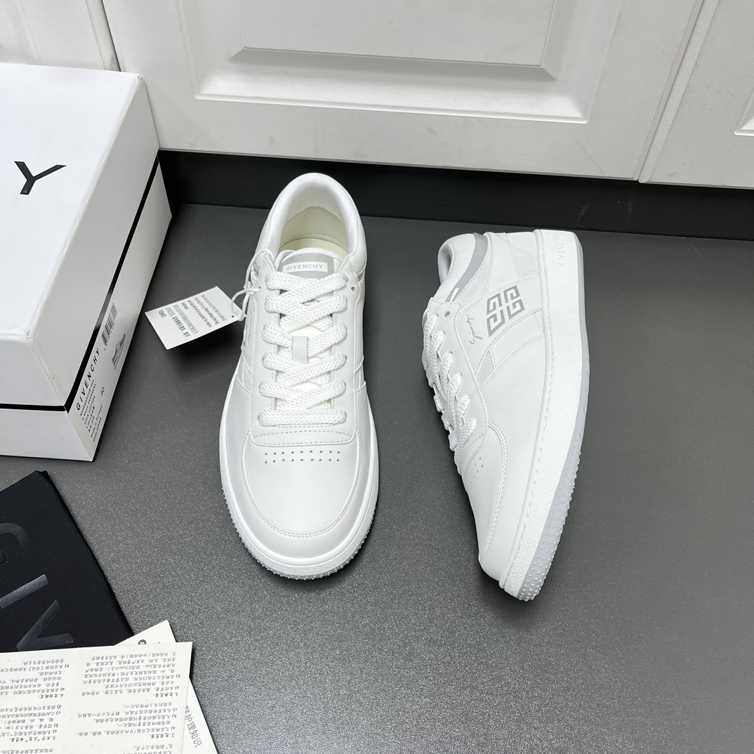 NO:271853,Givenchy Givenchy's latest 2025 spring and summer G Move series, lace-up low-top casual sports men's shoes arrive. This men's shoes are selected for imported soft toe-layer leather, with a lining on the back top to increase comfort. The tongue is decorated with Ghy 4G logo tag, the side and heel of the shoe are imprinted Givenchy logo and 4G logo, and the heel is gray U-shaped tpu tablet design is more fashionable and personalized, with a delicate inner fabric, anti-slip wear-resistant RB sole, the most important thing to wear is comfortable and versatile, super soft and lightweight, and the first choice for people to wear. Leather shoes size: 39/40/41/42/43/44 White Original box packaging   dust bag, given, given, given19860909纪梵希Givenchy最新款2025春夏款G Move系列、系带低帮休闲运动男鞋到货. 这款男士板鞋精选进口柔软头层皮革 后帮加衬增加舒适感,鞋舌饰以Ghy 4G Logo标签,鞋侧面和后跟压印Givenchy logo和4G Logo,后跟灰色U型tpu片设计 更时尚个性,内里细致布,防滑耐磨RB大底,最主要穿着舒适百搭,超软超轻便,自穿送人首选单品. 皮鞋码数:39/40/41/42/43/44 白色 原盒包装 防尘袋,,givenchy,givenchy,Men's shoes
