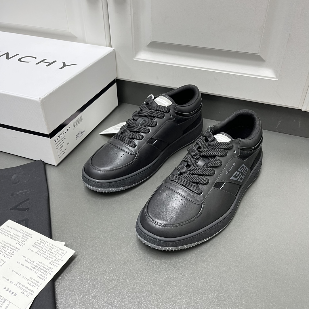 NO:271831,Givenchy Givenchy's latest 2025 spring and summer G Move series, lace-up low-top casual sports men's shoes arrived. This men's shoes are selected for imported soft toe-layer leather, with a lining on the back top to increase comfort, the tongue is decorated with Ghy 4G logo tag, the side and heel imprinted Givenchy logo and 4G logo, the heel gray U-shaped tpu tablet design is more fashionable and personal, with a delicate inner fabric, anti-slip wear-resistant RB sole, the most important thing to wear is comfortable and versatile, super soft and lightweight, and the first choice for people to wear. Leather shoes size: 39/40/41/42/43/44 Black Original box packaging   dust bag, given, given, given19860909纪梵希Givenchy最新款2025春夏款G Move系列、系带低帮休闲运动男鞋到货. 这款男士板鞋精选进口柔软头层皮革 后帮加衬增加舒适感,鞋舌饰以Ghy 4G Logo标签,鞋侧面和后跟压印Givenchy logo和4G Logo,后跟灰色U型tpu片设计 更时尚个性,内里细致布,防滑耐磨RB大底,最主要穿着舒适百搭,超软超轻便,自穿送人首选单品. 皮鞋码数:39/40/41/42/43/44 黑色 原盒包装 防尘袋,,givenchy,givenchy,Men's shoes