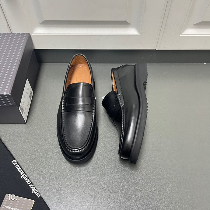NO:273886,New L'Asola Mocasin shoes Ermenegildo zegna men's leather shoes, foot cover style, evergreen style, shoes are imported customized cowhide surface, insole   full cowhide leather, outsole is made of rubber, lightweight, wear-resistant, wavy pattern, anti-slip and wear-resistant special bottom with logo, light and comfortable foot, normal size: 39/40/41/42/43/44 Black Original box packaging   dust bag, zegna, cowhide19860909新款L'Asola莫卡辛鞋 Ermenegildo zegna杰尼亚男士皮鞋 套脚款 四季常青款 鞋子采用进口定制牛皮面,鞋垫 内里全牛皮 大底为橡胶特制轻质耐磨、波浪纹防滑耐磨专用底带logo 上脚轻便舒适轻奢 正常码数:39/40/41/42/43/44 黑色 原盒包装 防尘袋,,zegna,cowhide,Men's shoes