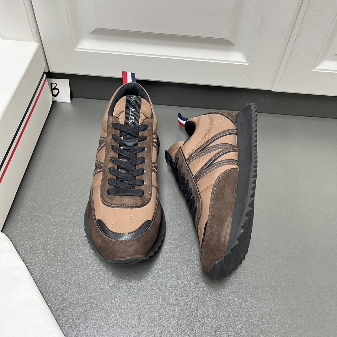 NO:352803,Moncler Mengkeli's new Pacey series men's shoes lace-up style. This casual sneaker is light and flexible, showing the urban style, with low-top style design, made of customized beef reverse velvet + fabric, decorated with eye-catching and M-shaped details, mesh and insole surfaces are selected for high-quality lining and breathable and non-slip. Light TPU midsole. Rubber-treated PU bottom. Sole height is 3.5 cm. Light and comfortable. All kinds of versatile choices. Leather shoes size: 39/40/41/42/43/44 (customized for 38.45), Moncler, sneakers19860909Moncler盟可睐2025春夏新款Pacey系列男鞋 系带款 这款休闲运动鞋轻巧灵活,彰显都市风格,低帮款式设计,采用定制牛反绒+织物制成,饰有醒目标识和M字形细节,网眼和鞋垫面精选优质衬里透气还防滑 轻盈TPU中底 橡胶处理PU底面 底高3.5厘米轻便又舒适,各种百搭首选款 皮鞋码数:39/40/41/42/43/44（38.45订做）,,Moncler,sneakers,Men's shoes
