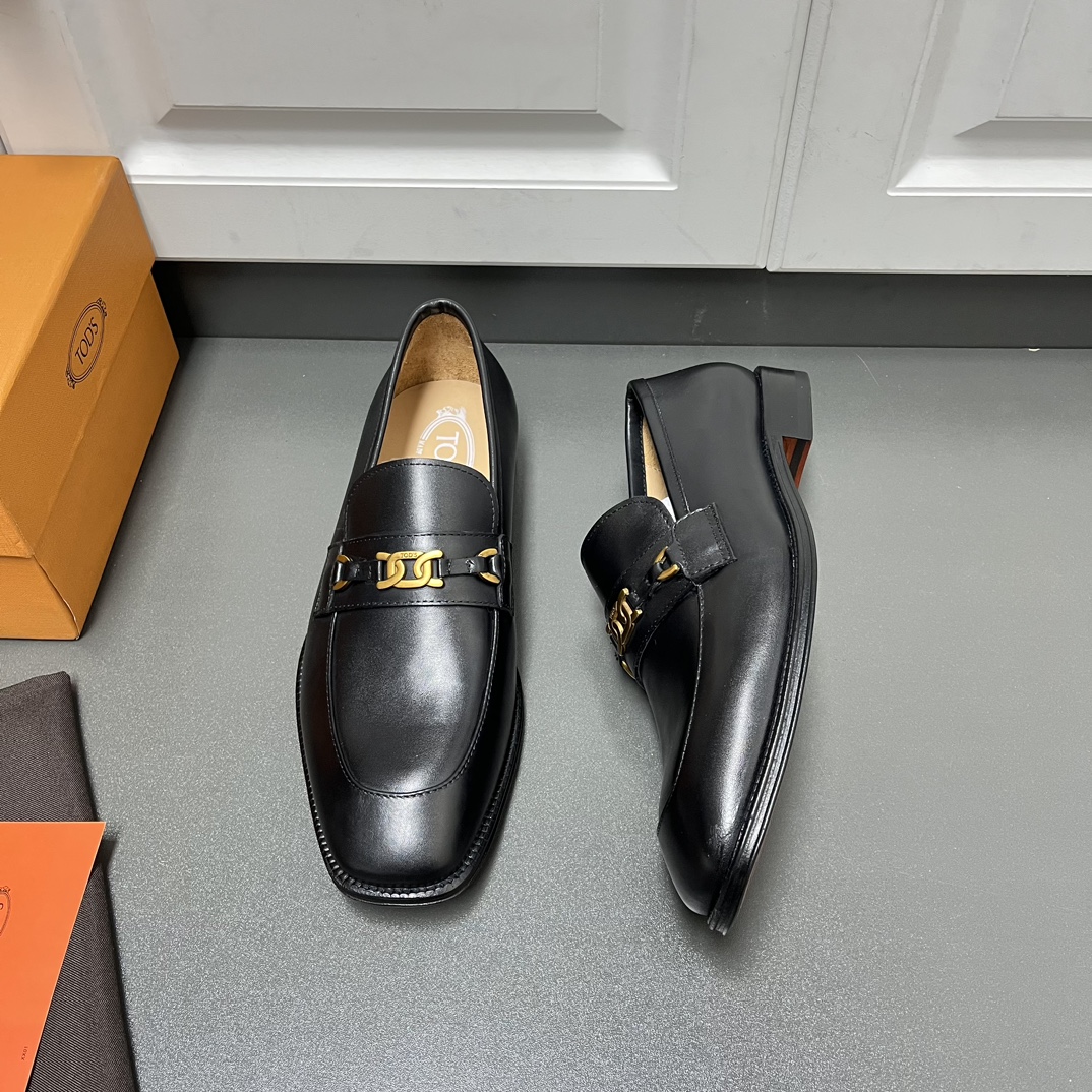 Tod's最新商务休闲乐福鞋男鞋 高端定制 值得珍藏。\n这款套脚款采用意大利进口牛面皮，原厂单模金色饰扣，内里是品牌定制Cow lining水染牛皮，巧妙致敬品牌的不朽传承。真皮鞋底饰有别致的T家logo 后跟橡胶饰片，脚感舒适而时尚不减，成就经典设计与现代细节兼具的精致力作，凸显高端贵气上档次，自穿送人首选单品，欢迎订购\n皮鞋码数:///// 黑色 原盒包装 防尘袋 不接急单 CLE\n【此款是皮底款，试穿请特别注意】