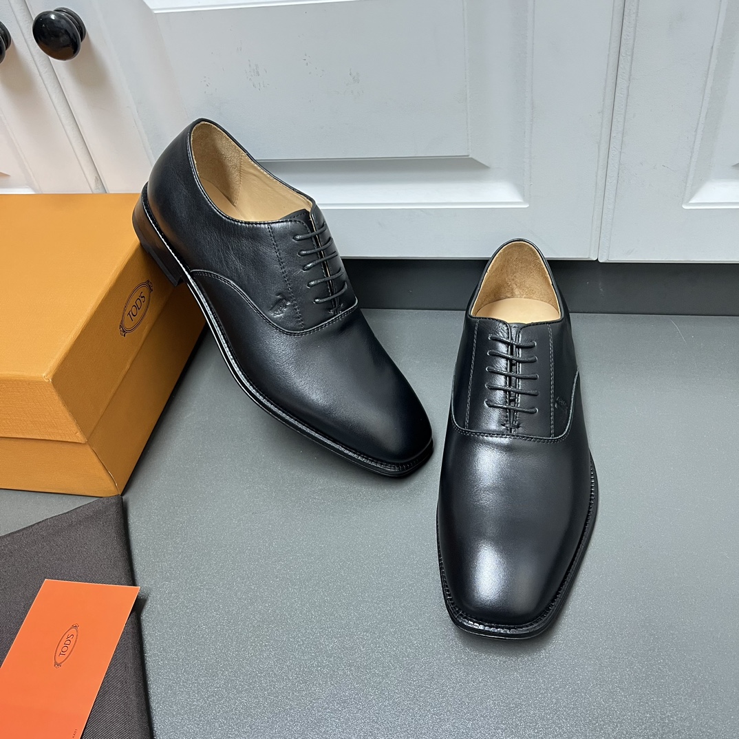 Tod's最新商务休闲系带款男鞋 高端定制 值得珍藏。\n这款采用意大利进口柔软牛面皮，圆形打蜡mm分段鞋带，内里是品牌定制Cow lining水染牛皮，巧妙致敬品牌的不朽传承。真皮鞋底饰有别致的T家logo 后跟橡胶饰片，脚感舒适而时尚不减，成就经典设计与现代细节兼具的精致力作，凸显高端贵气上档次，自穿送人首选单品，欢迎订购\n皮鞋码数:///// 黑色 原盒包装 防尘袋 不接急单 CLE\n【此款是皮底款，试穿请特别注意】