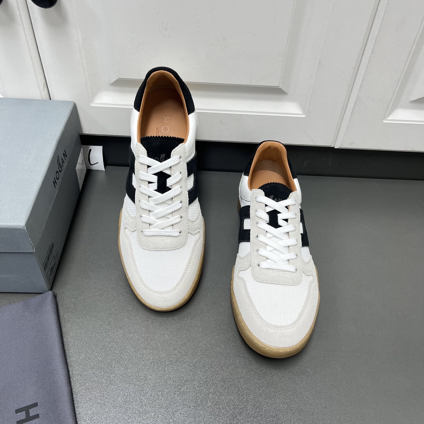 NO:275052,New Hogan men's shoes, classic H series of German training shoes, a leader in the Italian shoe industry, H family has always used good materials and a perfect interpretation of casual and luxurious style. A comfortable and breathable genuine leather casual men's shoes!  Lightweight shoe body and smooth lines, easy to wear fashionable style. Good-looking color scheme, the shoe body is embellished with H embellishment, artistic and flexible, and the workmanship is delicate. The toe heel line is thinner than the shoe body line, and is hidden under the leather surface. It is very particular. Details determine the quality. Sports and travel always give you a different experience. The fabric is made of Italian cowhide and breathable mesh. The rubber sole is non-slip and wear-resistant. The activity memory insole is ergonomic, and it is Q-fitting to relieve foot pressure. The inner foot is fully leather, environmentally friendly and skin-friendly. The unique heel foam filling protection design does not grind the feet, effectively protecting the flat and heel comfort. A pair of styles that are used all year round. Those who have requirements for quality and comfort can be confident to buy. Leather shoes size: 39/40/41/42/43/44 White Original box packaging   dust bag  No. 64FH220834540,,cowhide19860909新款Hogan开春男鞋 经典H系列德训鞋 意大利鞋业佼佼者,H家一贯都是用好料,休闲奢华风格的完美诠释.舒适又透气的一款真皮休闲男鞋 ！轻巧鞋身与流畅线条,轻松穿出时尚范儿 好看的配色,鞋身标识性H点缀,艺术又灵动,做工细致,鞋头后跟的车线,比鞋身车线要细一些,而且隐藏在皮面下,很讲究,细节决定品质.运动,旅行总让你不一样的体验. 面料采用意大利牛皮拼接透气网布 橡胶底防滑耐磨.活动记忆鞋垫,符合人体工程学,上脚Q弹,缓解足部压力,内里垫脚全皮,环保亲肤,独特的后跟泡棉填充保护设计,不磨脚,有效的保护扁平及后跟的舒适.一双一年四季都白搭的款,对品质和舒适度有要求的亲们可以放心入手. 皮鞋码数:39/40/41/42/43/44 白色 原盒包装 防尘袋 编号64FH220834540,,cowhide,Men's shoes