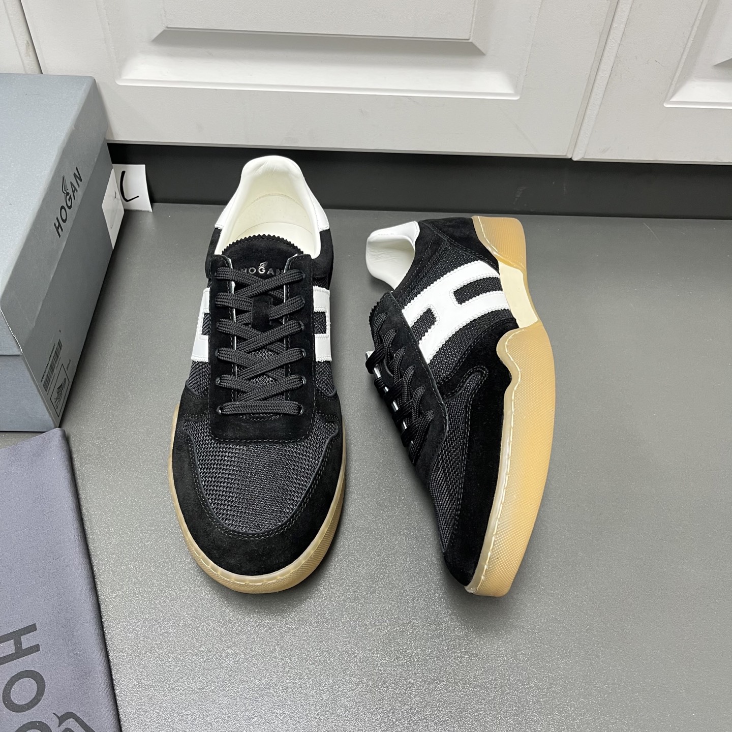 NO:275055,New Hogan men's shoes, classic H series of German training shoes, a leader in the Italian shoe industry, H family has always used good materials and a perfect interpretation of casual and luxurious style. A comfortable and breathable genuine leather casual men's shoes!  Lightweight shoe body and smooth lines, easy to wear fashionable style. Good-looking color scheme, the shoe body is embellished with H embellishment, artistic and flexible, and the workmanship is delicate. The toe heel line is thinner than the shoe body line, and is hidden under the leather surface. It is very particular. Details determine the quality. Sports and travel always give you a different experience. The fabric is made of Italian cowhide and breathable mesh. The rubber sole is non-slip and wear-resistant. The activity memory insole is ergonomic, and it is Q-fitting to relieve foot pressure. The inner foot is fully leather, environmentally friendly and skin-friendly. The unique heel foam filling protection design does not grind the feet, effectively protecting the flat and heel comfort. A pair of models that are used all year round, so those who have requirements for quality and comfort can be confident to buy it. Leather shoes size: 39/40/41/42/43/44 Black Original box packaging   dust bag  No. 64FH220834540,,cowhide19860909新款Hogan开春男鞋 经典H系列德训鞋 意大利鞋业佼佼者,H家一贯都是用好料,休闲奢华风格的完美诠释.舒适又透气的一款真皮休闲男鞋 ！轻巧鞋身与流畅线条,轻松穿出时尚范儿 好看的配色,鞋身标识性H点缀,艺术又灵动,做工细致,鞋头后跟的车线,比鞋身车线要细一些,而且隐藏在皮面下,很讲究,细节决定品质.运动,旅行总让你不一样的体验. 面料采用意大利牛皮拼接透气网布 橡胶底防滑耐磨.活动记忆鞋垫,符合人体工程学,上脚Q弹,缓解足部压力,内里垫脚全皮,环保亲肤,独特的后跟泡棉填充保护设计,不磨脚,有效的保护扁平及后跟的舒适.一双一年四季都白搭的款,对品质和舒适度有要求的亲们可以放心入手. 皮鞋码数:39/40/41/42/43/44 黑色 原盒包装 防尘袋 编号64FH220834540,,cowhide,Men's shoes