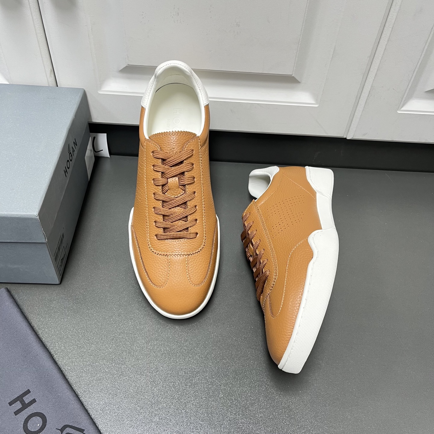 NO:275058,New Hogan Hogan men's shoes, classic H series of German training shoes, Italian shoe industry leader, H family has always used good materials and a perfect interpretation of casual and luxurious style. A comfortable and breathable genuine leather casual men's shoes!  Lightweight shoe body and smooth lines, easy to wear fashionable style. Good-looking color scheme, the shoe body is embellished with H embellishment, artistic and flexible, and the workmanship is delicate. The toe heel line is thinner than the shoe body line, and is hidden under the leather surface. It is very particular. Details determine the quality. Sports and travel always give you a different experience. The fabric is made of Italian top layer soft cowhide, rubber sole is non-slip and wear-resistant. Activity memory insoles are ergonomic, and the foot is Q-fitting, relieve foot pressure, and the inner foot pad is full of leather, environmentally friendly and skin-friendly. The unique heel foam filling protection design does not grind the feet, effectively protecting the flat and heel comfort. A pair of styles that are used all year round, so those who have requirements for quality and comfort can be confident to buy. Leather shoe size: 39/40/41/42/43/44 Brown Original box packaging   dust bag  No. 64FH220834540, hogan,cowhide19860909新款霍根Hogan开春男鞋 经典H系列德训鞋 意大利鞋业佼佼者,H家一贯都是用好料,休闲奢华风格的完美诠释.舒适又透气的一款真皮休闲男鞋 ！轻巧鞋身与流畅线条,轻松穿出时尚范儿 好看的配色,鞋身标识性H点缀,艺术又灵动,做工细致,鞋头后跟的车线,比鞋身车线要细一些,而且隐藏在皮面下,很讲究,细节决定品质.运动,旅行总让你不一样的体验. 面料采用意大利头层柔软牛皮,橡胶底防滑耐磨.活动记忆鞋垫,符合人体工程学,上脚Q弹,缓解足部压力,内里垫脚全皮,环保亲肤,独特的后跟泡棉填充保护设计,不磨脚,有效的保护扁平及后跟的舒适.一双一年四季都白搭的款,对品质和舒适度有要求的亲们可以放心入手. 皮鞋码数:39/40/41/42/43/44 棕色 原盒包装 防尘袋 编号64FH220834540,,hogan,cowhide,Men's shoes