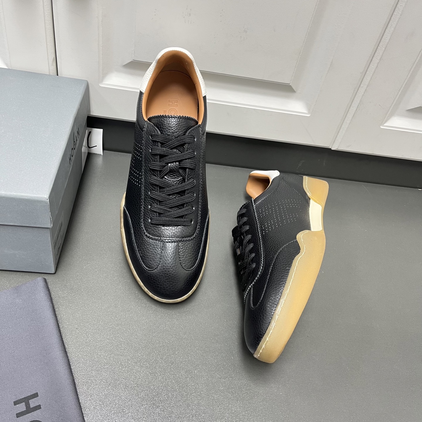 NO:275061,New Hogan Hogan men's shoes, classic H series of German training shoes, Italian shoe industry leader, H family has always used good materials and a perfect interpretation of casual and luxurious style. A comfortable and breathable genuine leather casual men's shoes!  Lightweight shoe body and smooth lines, easy to wear fashionable style. Good-looking color scheme, the shoe body is embellished with H embellishment, artistic and flexible, and the workmanship is delicate. The toe heel line is thinner than the shoe body line, and is hidden under the leather surface. It is very particular. Details determine the quality. Sports and travel always give you a different experience. The fabric is made of Italian soft cowhide, with rubber sole anti-slip and wear-resistant. Activity memory insoles are ergonomic, Q-fitting on the feet, relieve foot pressure, and the inner foot pad is full of leather, environmentally friendly and skin-friendly. A unique heel foam filling protection design does not grind the feet, effectively protecting the flat and heel comfort. A pair of styles that are used all year round, so those who have requirements for quality and comfort can be confident to buy. Leather shoe size: 39/40/41/42/43/44 Black Original box packaging   dust bag  No. 64FH220834540, hogan,cowhide19860909新款霍根Hogan开春男鞋 经典H系列德训鞋 意大利鞋业佼佼者,H家一贯都是用好料,休闲奢华风格的完美诠释.舒适又透气的一款真皮休闲男鞋 ！轻巧鞋身与流畅线条,轻松穿出时尚范儿 好看的配色,鞋身标识性H点缀,艺术又灵动,做工细致,鞋头后跟的车线,比鞋身车线要细一些,而且隐藏在皮面下,很讲究,细节决定品质.运动,旅行总让你不一样的体验. 面料采用意大利头层柔软牛皮,橡胶底防滑耐磨.活动记忆鞋垫,符合人体工程学,上脚Q弹,缓解足部压力,内里垫脚全皮,环保亲肤,独特的后跟泡棉填充保护设计,不磨脚,有效的保护扁平及后跟的舒适.一双一年四季都白搭的款,对品质和舒适度有要求的亲们可以放心入手. 皮鞋码数:39/40/41/42/43/44 黑色 原盒包装 防尘袋 编号64FH220834540,,hogan,cowhide,Men's shoes