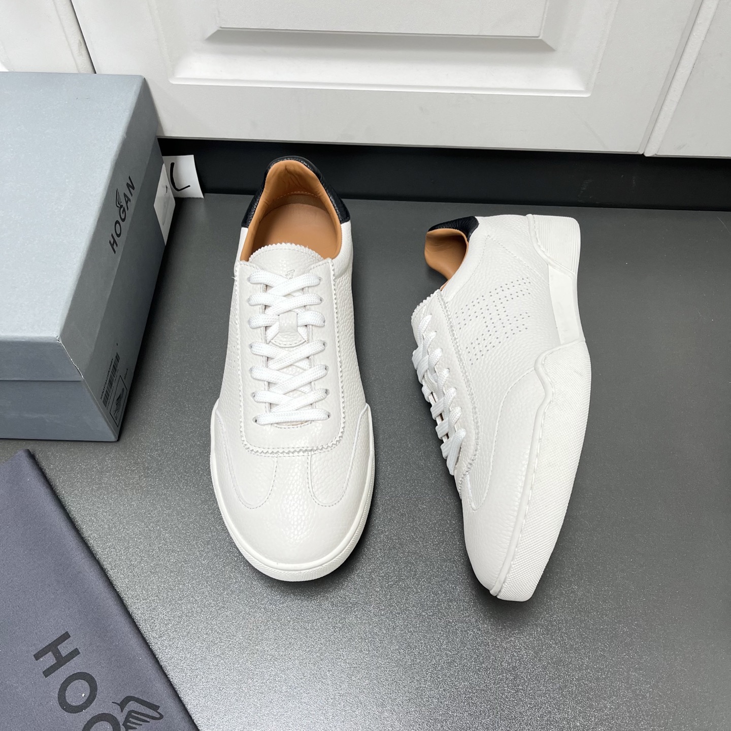 NO:275064,New Hogan Hogan men's shoes, classic H series of German training shoes, Italian shoe industry leader, H family has always used good materials and a perfect interpretation of casual and luxurious style. A comfortable and breathable genuine leather casual men's shoes!  Lightweight shoe body and smooth lines, easy to wear fashionable style. Good-looking color scheme, the shoe body is embellished with H embellishment, artistic and flexible, and the workmanship is delicate. The toe heel line of the toe heel is thinner than the shoe body line, and is hidden under the leather surface. It is very particular. Details determine the quality. Sports and travel always give you a different experience. The fabric is made of Italian soft cowhide, with rubber sole anti-slip and wear-resistant. Activity memory insoles are ergonomic, Q-fitting on the feet, relieve foot pressure, and the inner foot pad is full of leather, environmentally friendly and skin-friendly. A unique heel foam filling protection design does not grind the feet, effectively protecting the flat and heel comfort. A pair of styles that are used all year round, so those who have requirements for quality and comfort can be confident to buy. Leather shoes size: 39/40/41/42/43/44 White Original box packaging   dust bag  No. 64FH220834540, hogan,cowhide19860909新款霍根Hogan开春男鞋 经典H系列德训鞋 意大利鞋业佼佼者,H家一贯都是用好料,休闲奢华风格的完美诠释.舒适又透气的一款真皮休闲男鞋 ！轻巧鞋身与流畅线条,轻松穿出时尚范儿 好看的配色,鞋身标识性H点缀,艺术又灵动,做工细致,鞋头后跟的车线,比鞋身车线要细一些,而且隐藏在皮面下,很讲究,细节决定品质.运动,旅行总让你不一样的体验. 面料采用意大利头层柔软牛皮,橡胶底防滑耐磨.活动记忆鞋垫,符合人体工程学,上脚Q弹,缓解足部压力,内里垫脚全皮,环保亲肤,独特的后跟泡棉填充保护设计,不磨脚,有效的保护扁平及后跟的舒适.一双一年四季都白搭的款,对品质和舒适度有要求的亲们可以放心入手. 皮鞋码数:39/40/41/42/43/44 白色 原盒包装 防尘袋 编号64FH220834540,,hogan,cowhide,Men's shoes