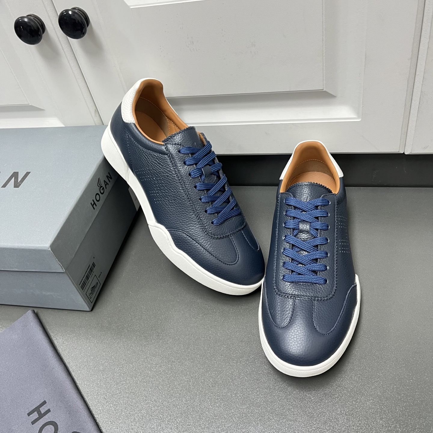 NO:275067,New Hogan Hogan men's shoes, classic H series of German training shoes, Italian shoe industry leader, H family has always used good materials and a perfect interpretation of casual and luxurious style. A comfortable and breathable genuine leather casual men's shoes!  Lightweight shoe body and smooth lines, easy to wear fashionable style. Good-looking color scheme, the shoe body is embellished with H embellishment, artistic and flexible, and the workmanship is delicate. The toe heel line is thinner than the shoe body line, and is hidden under the leather surface. It is very particular. Details determine the quality. Sports and travel always give you a different experience. The fabric is made of Italian top layer soft cowhide, rubber sole is non-slip and wear-resistant. Activity memory insoles are ergonomic, and the foot is Q-fitting, relieve foot pressure, and the inner foot pad is full of leather, environmentally friendly and skin-friendly. A unique heel foam filling protection design does not grind the feet, effectively protecting the flat and heel comfort. A pair of styles that are used all year round, so those who have requirements for quality and comfort can be confident to buy. Leather shoe size: 39/40/41/42/43/44 Blue Original box packaging   dust bag  No. 64FH220834540, hogan,cowhide19860909新款霍根Hogan开春男鞋 经典H系列德训鞋 意大利鞋业佼佼者,H家一贯都是用好料,休闲奢华风格的完美诠释.舒适又透气的一款真皮休闲男鞋 ！轻巧鞋身与流畅线条,轻松穿出时尚范儿 好看的配色,鞋身标识性H点缀,艺术又灵动,做工细致,鞋头后跟的车线,比鞋身车线要细一些,而且隐藏在皮面下,很讲究,细节决定品质.运动,旅行总让你不一样的体验. 面料采用意大利头层柔软牛皮,橡胶底防滑耐磨.活动记忆鞋垫,符合人体工程学,上脚Q弹,缓解足部压力,内里垫脚全皮,环保亲肤,独特的后跟泡棉填充保护设计,不磨脚,有效的保护扁平及后跟的舒适.一双一年四季都白搭的款,对品质和舒适度有要求的亲们可以放心入手. 皮鞋码数:39/40/41/42/43/44 蓝色 原盒包装 防尘袋 编号64FH220834540,,hogan,cowhide,Men's shoes