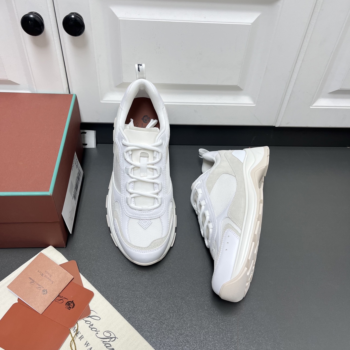 NO:271920,NuoyouPiana CairnWalk men's casual sneakers, this LP daddy shoe is a must-choose model of more than 10,000 steps. It is the lightest sports and casual shoes in the LP cabinet in 2025 this year!  This urban-inspired sneaker is comfortable to fit the feet. The suede trim adds a sophisticated texture to the fashionable appearance, and the soft pads fit every contour, making it an ideal companion for urban adventures or weekend leisure trips. The light and soft sole is designed with complex and fine engraving textures, and has excellent performance!  You won’t be tired and will be wear-resistant and shock-absorbing even if you walk wild for a day!  It's a magical mountain style outfit. Leather shoes size: 39/40/41/42/43/44 White original box packaging   dust bag, loro piana, loro piana, sneakers19860909诺悠翩雅LoroPiana CairnWalk男士休闲运动鞋,这款LP老爹鞋,一万步以上必选款,是今年2025年LP柜里最轻便的运动休闲鞋履！这款灵感源自都市风格的运动鞋舒适贴合脚部.绒面革饰片为时尚外形平添精致质感,柔软的衬垫贴合每一道轮廓,使其成为都市冒险或周末休闲出游的理想伴侣.轻盈柔软的鞋底采用繁复精细的雕刻纹理设计,性能出色！暴走一天都不会累、耐磨减震！简直山系穿搭神品. 皮鞋码数:39/40/41/42/43/44 白色 原盒包装 防尘袋,,loro piana,loro piana,sneakers,Men's shoes