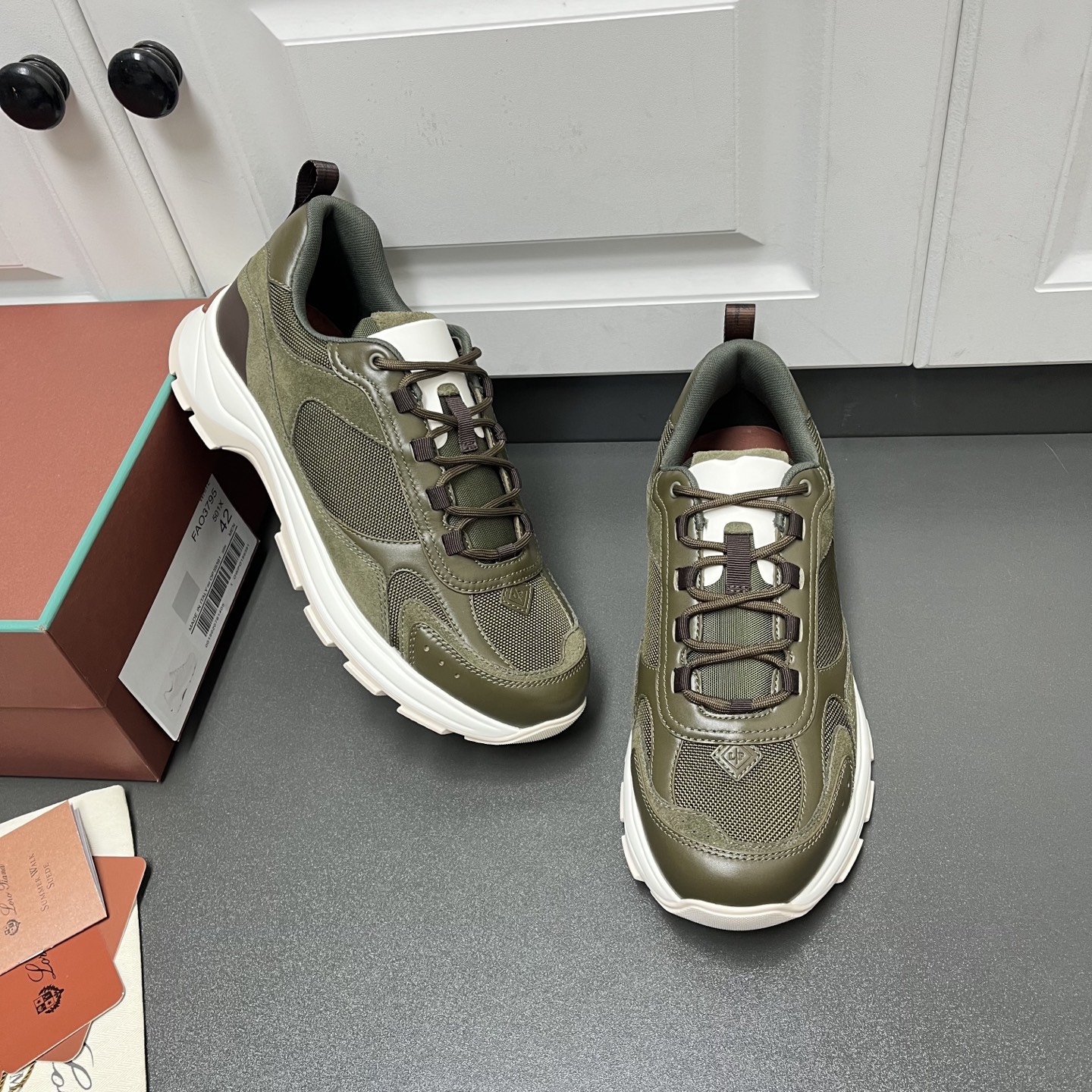 NO:271922,NuoyouPiana CairnWalk men's casual sneakers, this LP daddy shoe is a must-choose model of more than 10,000 steps. It is the lightest sports and casual shoes in the LP cabinet in 2025 this year!  This urban-inspired sneaker is comfortable to fit the feet. The suede trim adds a sophisticated texture to the fashionable appearance, and the soft pads fit every contour, making it an ideal companion for urban adventures or weekend leisure trips. The light and soft sole is designed with complex and fine engraving textures, and has excellent performance!  You won’t be tired and will be wear-resistant and shock-absorbing even if you walk wild for a day!  It's a magical mountain style outfit. Leather shoes size: 39/40/41/42/43/44 Dark green original box packaging   dust bag, loro piana, loro piana, sneakers19860909诺悠翩雅LoroPiana CairnWalk男士休闲运动鞋,这款LP老爹鞋,一万步以上必选款,是今年2025年LP柜里最轻便的运动休闲鞋履！这款灵感源自都市风格的运动鞋舒适贴合脚部.绒面革饰片为时尚外形平添精致质感,柔软的衬垫贴合每一道轮廓,使其成为都市冒险或周末休闲出游的理想伴侣.轻盈柔软的鞋底采用繁复精细的雕刻纹理设计,性能出色！暴走一天都不会累、耐磨减震！简直山系穿搭神品. 皮鞋码数:39/40/41/42/43/44 墨绿 原盒包装 防尘袋,,loro piana,loro piana,sneakers,Men's shoes