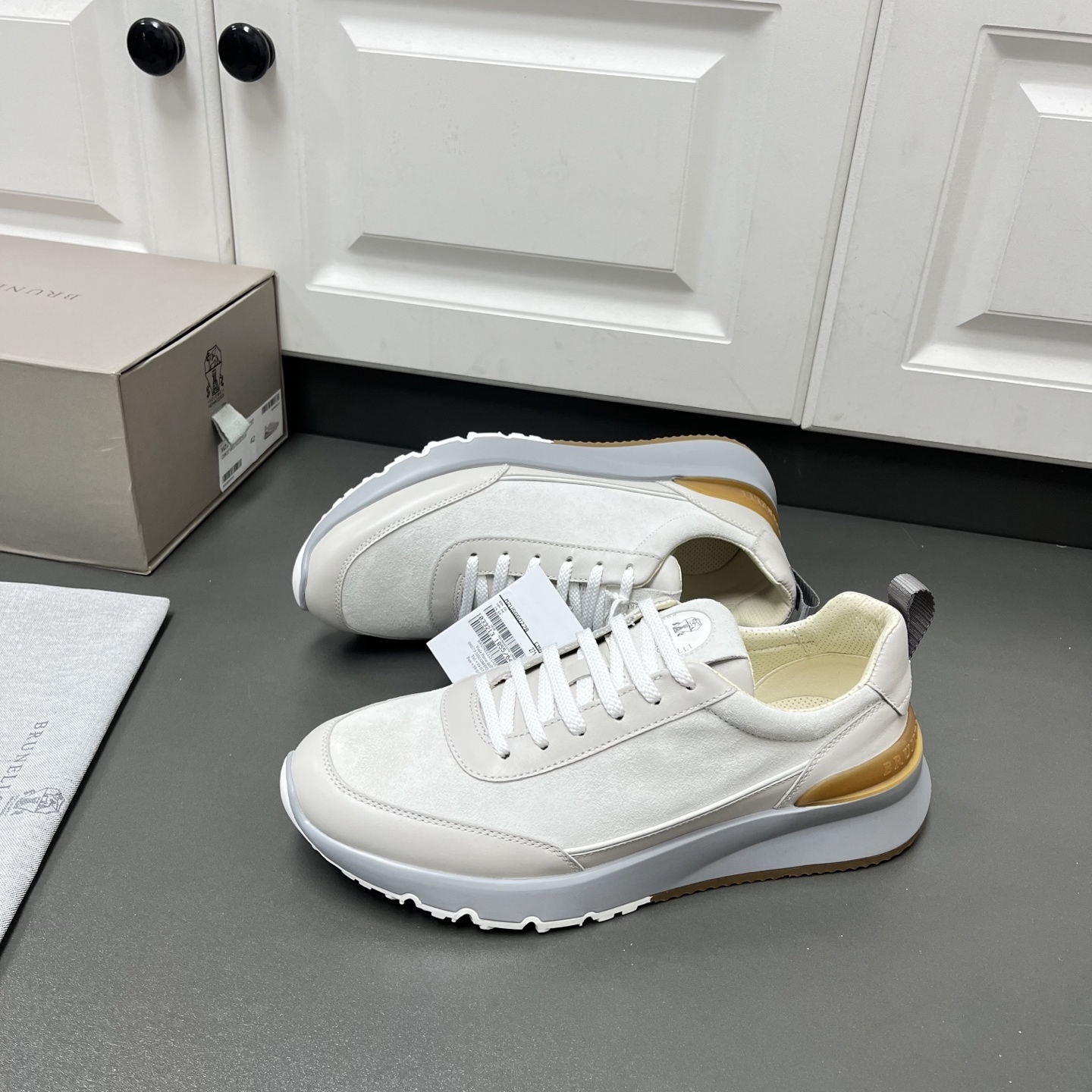 NO:588935,The 2025 new color scheme is Brunello Cucinelli, the world's top luxury brand from Italy. It is known as the 'king of cashmere' and 'the real luxury goods in the clothing industry' for low-key luxury. Many people know that cashmere Cashmere is top-notch, expensive, can't be taken off once worn, and is easy to match with other clothes. No brand knows how to design top-grade cashmere fabrics into a 'low-key luxury' style than Brunello Cucinelli.  This BC men's shoe is even more carefully designed. The material is made of Italian custom-made soft silky calfskin, with double color matching and impeccable last structure. The upper is not easy to deform and pollute, and is paired with high-mercerized elk leather.  The inner lining is made of white benzene-dyed special calfskin + 0.5mm circular punching design. The foot pads are made of high-elastic foam and are aligned with the cowhide lining. They are comfortable, breathable and non-stuffy, and do not fade or slip. The environmentally friendly and harmless TPU+PU outsole is formed in one piece. It is clean and does not need to be glued. The texture is overwhelming. Visible luxury. Two-tone white leather shoe size: 39/40/41/42/43/44. The shoe box adopts the original drawer type.  Comes with shoe storage bag + tag to distinguish market currency. Welcome to order, brunello cucinelli, cowhide198609092025新配色 Brunello Cucinelli来自意大利的世界顶级奢侈品牌,被誉为低调奢华的 “山羊绒之王” 和 “服装界真正的奢侈品”.很多人都知道羊绒Cashmere顶级、昂贵,一穿就脱不下来,还很容易和其他衣服相互搭配,没有比Brunello Cucinelli 这个品牌更懂得把顶级的羊绒面料设计出一种 “低调的奢华” 的风格. 此款BC男鞋更是精心设计,从材料选用意大利定制柔软丝绸般小牛皮,双拼颜色搭配,楦型结构都无可挑剔.鞋面不易变形污染 搭配高丝光麋皮 内里是本白色苯染专用小牛皮+0.5mm圆形冲孔设计,脚垫高弹发泡与牛里对贴,上脚舒服透气不闷脚,不掉色,不打滑,环保无害TPU+PU大底一体成型,干净不开胶.质感爆棚 看得见的奢华 双色白 皮鞋码数:39/40/41/42/43/44 鞋盒采用原版抽屉式 配鞋履收纳袋+吊牌 区别市场通货 欢迎订购,,brunello cucinelli,cowhide,Men's shoes