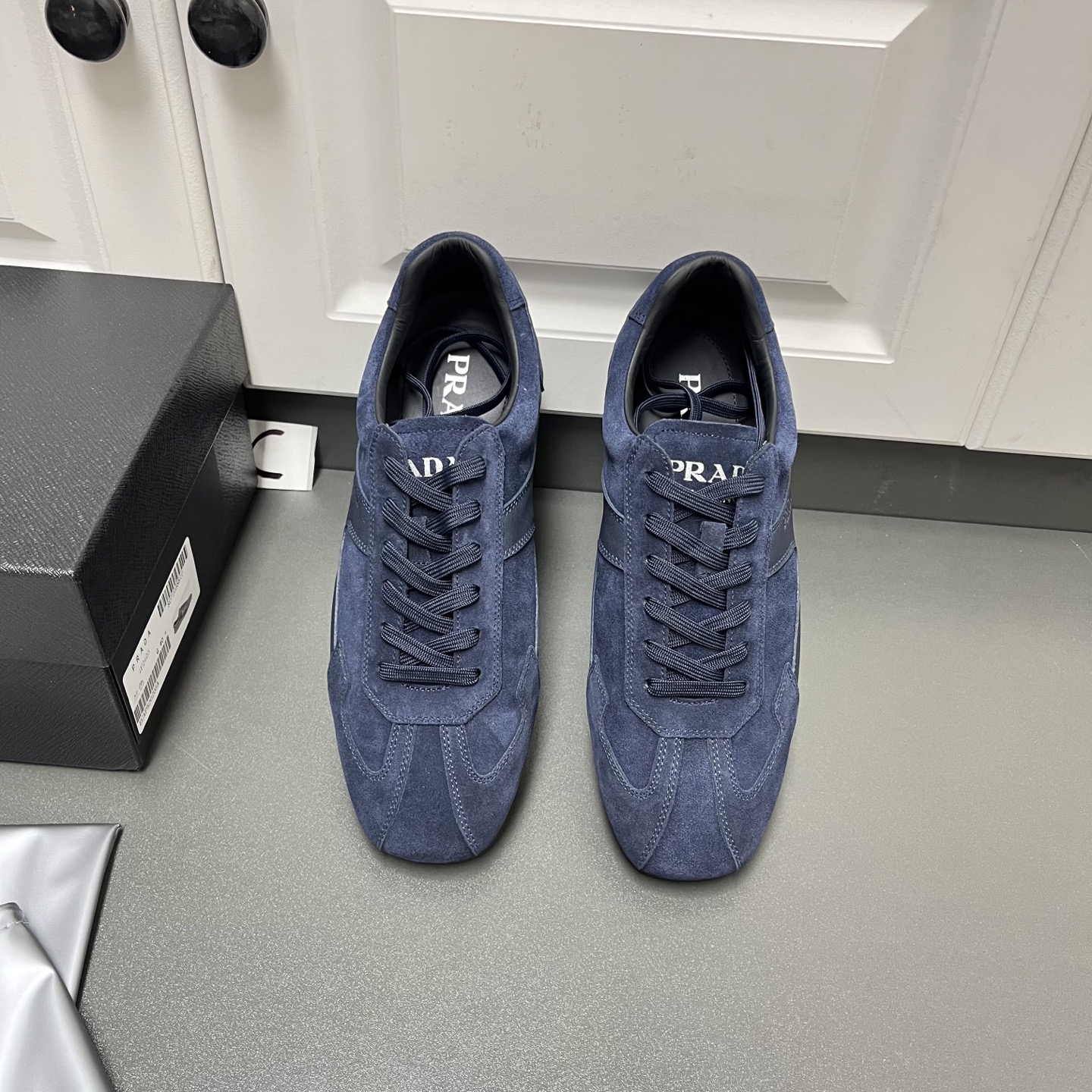 NO:271980,The new model is here. Prad*25ss Spring and Summer Wind series casual sports men's shoes arrive. This six-hole lace-up is mainly a comfortable and refreshing. It is selected from Italian flocked reverse hair two-layer cowhide   cowhide. It is simple and generous and fashionable. The whole pair of shoes has smooth lines and is slim and orderly. The inner cowhide, genuine leather and mold foot bed is particularly sticky and comfortable and enjoyable. The classic grained sole is anti-slip and wear-resistant. In short, it is super light and super protective of the feet. You deserve it. C leather shoes size: 39/40/41/42/43/44 Blue Original box packaging   dust bag, prada, cowhide19860909新款来了 Prad*25ss春夏款Wind系列休闲运动男鞋到货 这款六孔系带,主打一个舒适清爽,臻选意大利植绒反毛二层牛皮 牛皮饰搭,简单大方、时尚气质,整双鞋子线条顺滑,零零有致,内里牛皮,真皮和mold脚床,特别贴和脚的幅度,特别舒服和享受,经典的颗粒大底,防滑还耐磨,总之走起来超轻超护脚,您值得拥有. C皮鞋码数:39/40/41/42/43/44 蓝色 原盒包装 防尘袋,,prada,cowhide,Men's shoes