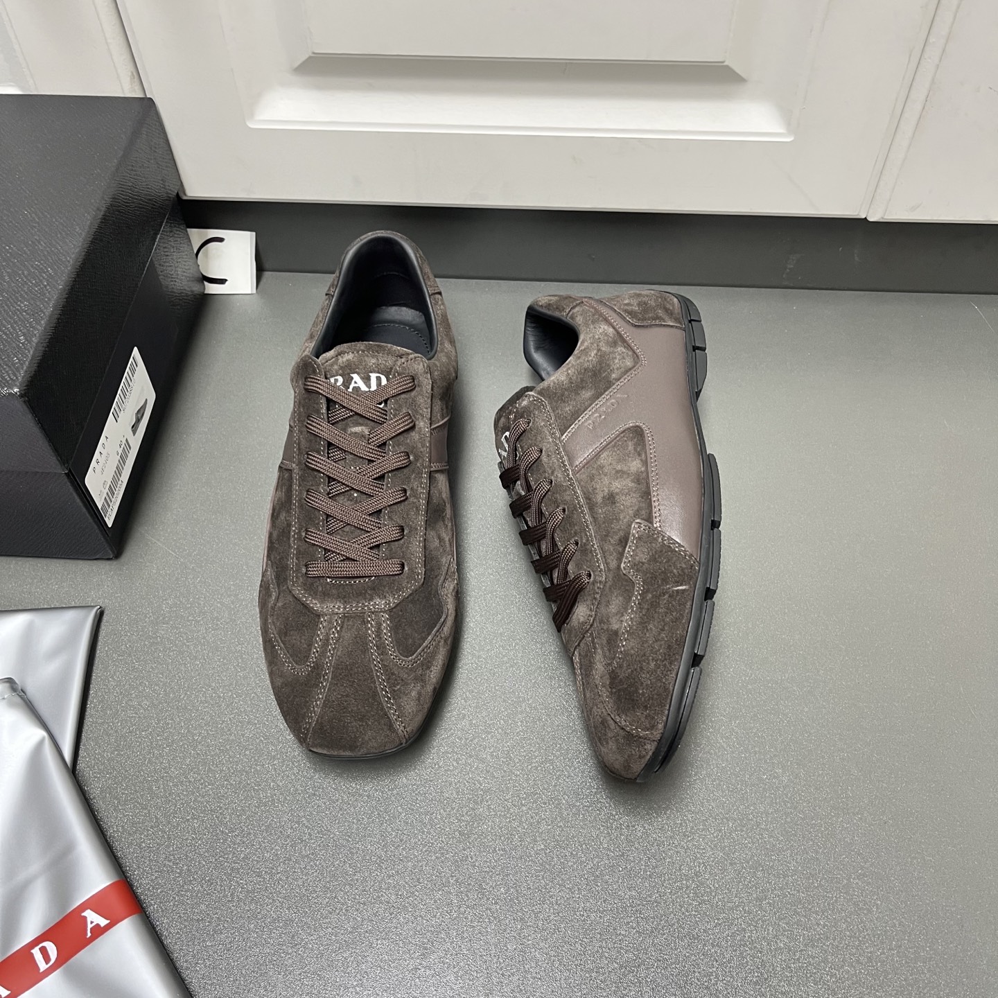 NO:271982,The new model is here. Prad*25ss Spring and Summer Wind series casual sports men's shoes arrive. This six-hole lace-up is mainly a comfortable and refreshing. It is selected from Italian flocked reverse hair two-layer cowhide   cowhide. It is simple and generous and fashionable. The whole pair of shoes has smooth lines and is slim and orderly. The inner cowhide, genuine leather and mold foot bed is particularly sticky and comfortable and enjoyable. The classic grained sole is anti-slip and wear-resistant. In short, it is super light and super protective of the feet. You deserve it. C leather shoes size: 39/40/41/42/43/44 Clay original box packaging   dust bag, prada, cowhide19860909新款来了 Prad*25ss春夏款Wind系列休闲运动男鞋到货 这款六孔系带,主打一个舒适清爽,臻选意大利植绒反毛二层牛皮 牛皮饰搭,简单大方、时尚气质,整双鞋子线条顺滑,零零有致,内里牛皮,真皮和mold脚床,特别贴和脚的幅度,特别舒服和享受,经典的颗粒大底,防滑还耐磨,总之走起来超轻超护脚,您值得拥有. C皮鞋码数:39/40/41/42/43/44 咖色 原盒包装 防尘袋,,prada,cowhide,Men's shoes