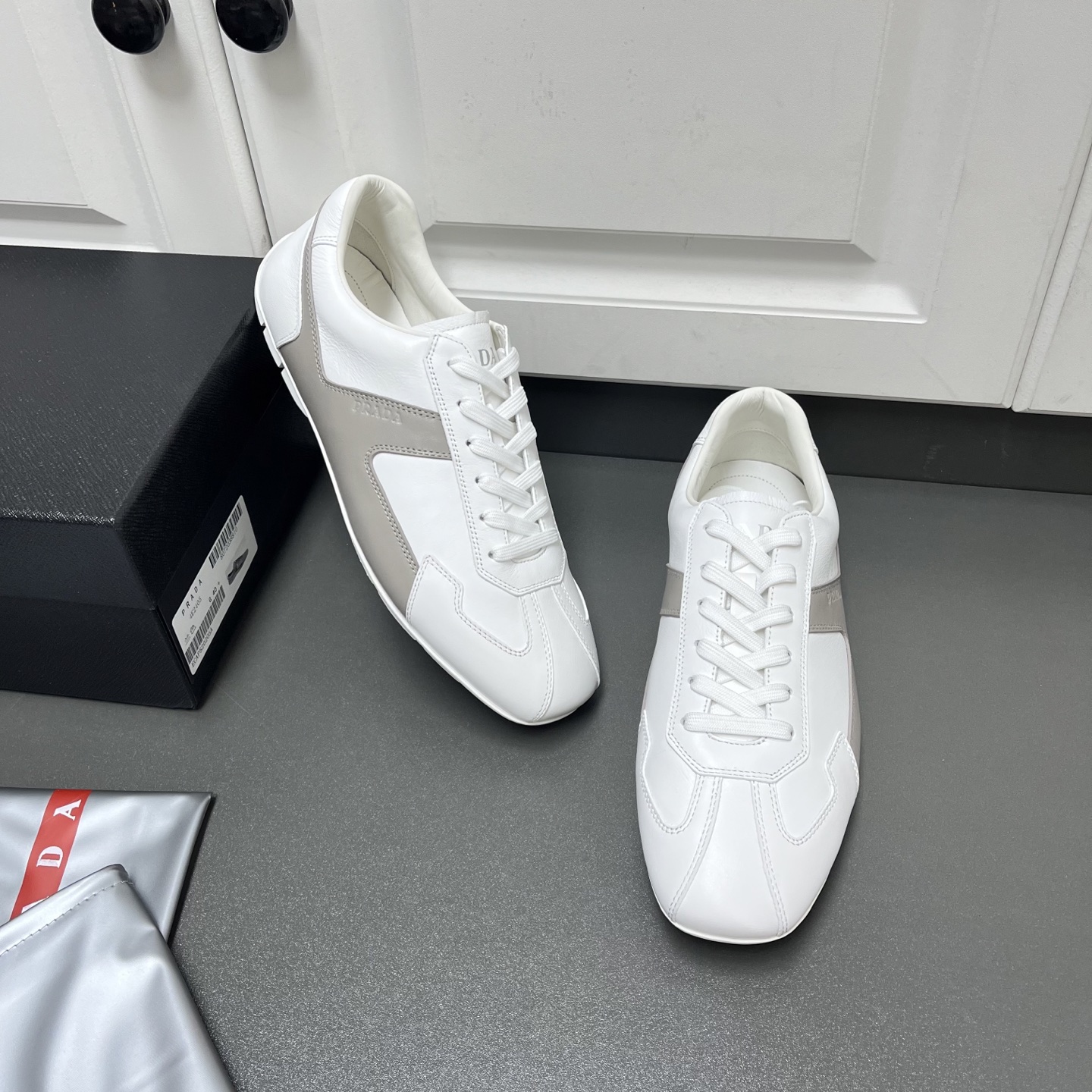 NO:271984,The new model is here. Prad*25ss Spring and Summer Wind series casual sports men's shoes arrive. This six-hole lace-up is mainly a comfortable and refreshing. It is a mix of two colors of Italian top-layer loofah calfskin. It is simple and generous and fashionable. The whole pair of shoes has smooth lines and is slim and orderly. The inner cowhide, genuine leather and mold foot bed is particularly sticky and comfortable and enjoyable. The classic grained sole is anti-slip and wear-resistant. In short, it is super light and super foot protection when walking. You deserve it. C Leather Shoes Size: 39/40/41/42/43/44 White Original Box Packaging   Dust Bag, prada, cowhide19860909新款来了 Prad*25ss春夏款Wind系列休闲运动男鞋到货 这款六孔系带,主打一个舒适清爽,臻选意大利头层丝瓜小牛皮两色混搭,简单大方、时尚气质,整双鞋子线条顺滑,零零有致,内里牛皮,真皮和mold脚床,特别贴和脚的幅度,特别舒服和享受,经典的颗粒大底,防滑还耐磨,总之走起来超轻超护脚,您值得拥有. C皮鞋码数:39/40/41/42/43/44 白色 原盒包装 防尘袋,,prada,cowhide,Men's shoes