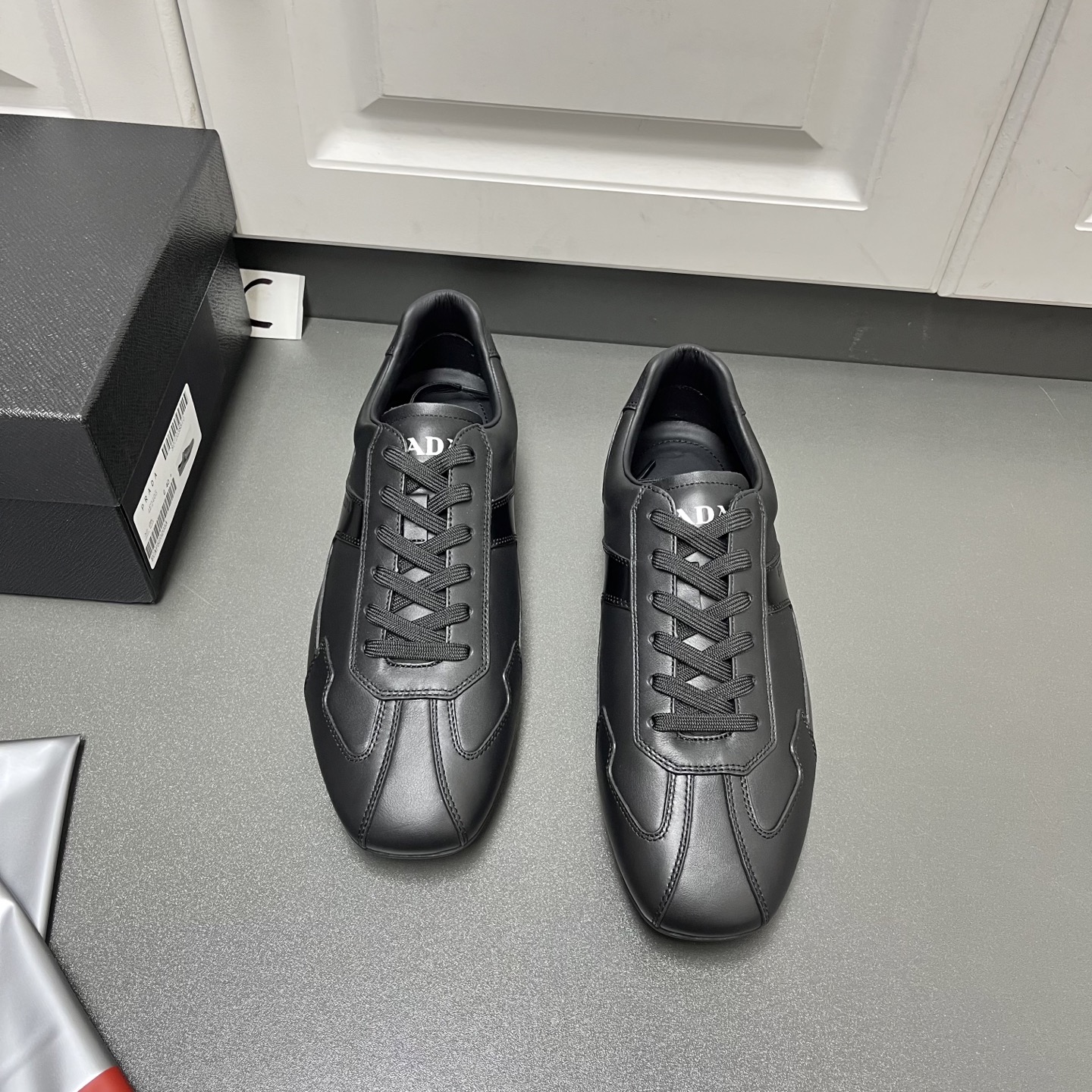 NO:271985,The new model is here. Prad*25ss Spring and Summer Wind series casual sports men's shoes arrive. This six-hole lace-up is mainly a comfortable and refreshing. It is a mix of two colors of Italian top-layer loofah calfskin. It is simple and generous and fashionable. The whole pair of shoes has smooth lines and is slim and orderly. The inner cowhide, genuine leather and mold foot bed is particularly sticky and comfortable and enjoyable. The classic grained sole is anti-slip and wear-resistant. In short, it is super light and super foot protection when walking. You deserve it. C Leather Shoes Size: 39/40/41/42/43/44 Black Original box packaging   dust bag, prada, cowhide19860909新款来了 Prad*25ss春夏款Wind系列休闲运动男鞋到货 这款六孔系带,主打一个舒适清爽,臻选意大利头层丝瓜小牛皮两色混搭,简单大方、时尚气质,整双鞋子线条顺滑,零零有致,内里牛皮,真皮和mold脚床,特别贴和脚的幅度,特别舒服和享受,经典的颗粒大底,防滑还耐磨,总之走起来超轻超护脚,您值得拥有. C皮鞋码数:39/40/41/42/43/44 黑色 原盒包装 防尘袋,,prada,cowhide,Men's shoes