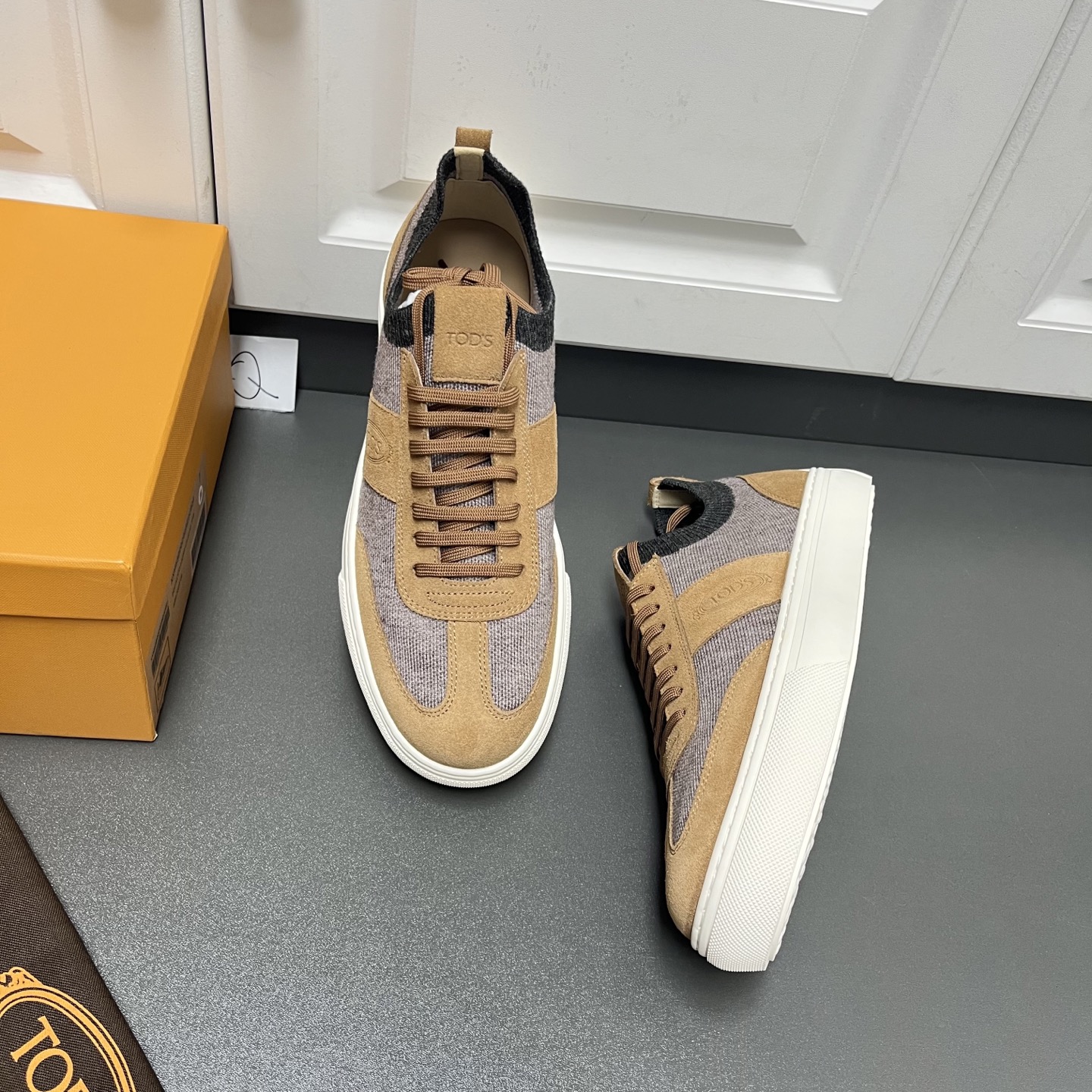 NO:272370,TOD'S New Men's Fabric Leather Sneakers This sneaker is made of knitted fabric fusion suede cowhide leather, with Tod's letter logo on the sides. The heel and sole are equipped with raised rubber beans, which show the brand elements. The lace-up design of the foot is youthful and lively, and it can easily enhance the daily shape. Elegant and low-key, the inner logo cowhide is the cowhide foot pad, the rubber beans are anti-slip and wear-resistant sole, and the foot is comfortable and stylish. Q leather shoes size 39/40/41/42/43/44 brown original box packaging   dust bag, Tod's, sneakers, cowhide19860909TOD'S托德斯 新款男士织物皮革运动鞋 这款运动鞋以针织织物融合绒面牛皮革制成,侧边点缀Tod's字母标识.后跟和鞋底设有凸起橡胶豆豆,橡胶豆豆尽显品牌元素,套脚系带设计,青春活泼,轻松提升日常造型,优雅低调,内里徽标牛皮垫脚,橡胶豆豆防滑耐磨大底,上脚舒适有型. Q皮鞋码数39/40/41/42/43/44 棕色 原盒包装 防尘袋,,Tod's,sneakers,cowhide,Men's shoes