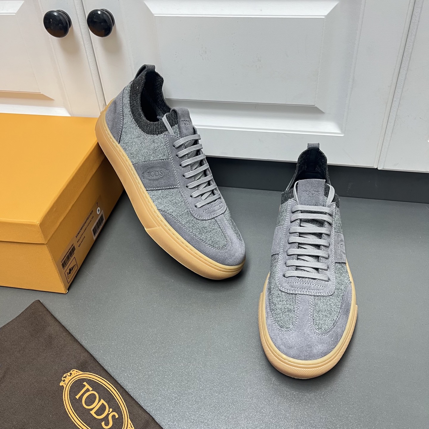 NO:272372,TOD'S New Men's Fabric Leather Sneakers This sneaker is made of knitted fabric fusion suede cowhide leather, with Tod's letter logo on the sides. The heel and sole are equipped with raised rubber beans, which show the brand elements. The lace-up design of the foot is youthful and lively, and it can easily enhance the daily shape. Elegant and low-key, the inner logo cowhide is the cowhide foot pad, the rubber beans are anti-slip and wear-resistant sole, and the foot is comfortable and stylish. Q leather shoes size 39/40/41/42/43/44 Gray Original box packaging   dust bag, Tod's, sneakers, cowhide19860909TOD'S托德斯 新款男士织物皮革运动鞋 这款运动鞋以针织织物融合绒面牛皮革制成,侧边点缀Tod's字母标识.后跟和鞋底设有凸起橡胶豆豆,橡胶豆豆尽显品牌元素,套脚系带设计,青春活泼,轻松提升日常造型,优雅低调,内里徽标牛皮垫脚,橡胶豆豆防滑耐磨大底,上脚舒适有型. Q皮鞋码数39/40/41/42/43/44 灰色 原盒包装 防尘袋,,Tod's,sneakers,cowhide,Men's shoes