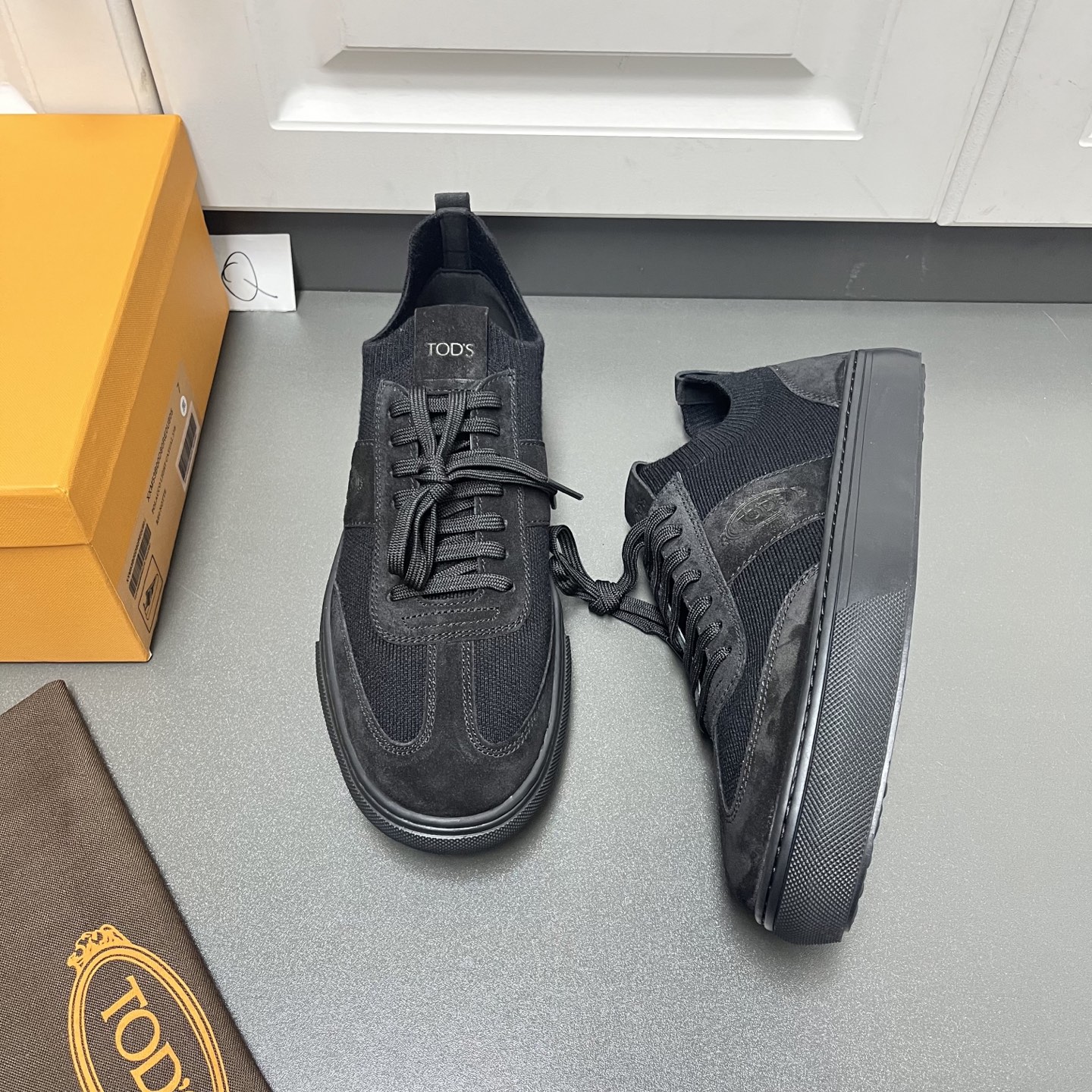 NO:272374,TOD'S New Men's Fabric Leather Sneakers This sneaker is made of knitted fabric fusion suede cowhide leather, with Tod's letter logo on the sides. The heel and sole are equipped with raised rubber beans, which show the brand elements. The lace-up design of the foot is youthful and lively, and it can easily enhance the daily shape. Elegant and low-key, the inner logo cowhide is the cowhide foot pad, the rubber beans are anti-slip and wear-resistant sole, and the foot is comfortable and stylish. Q leather shoes size 39/40/41/42/43/44 Black Original box packaging   dust bag, Tod's, sneakers, cowhide19860909TOD'S托德斯 新款男士织物皮革运动鞋 这款运动鞋以针织织物融合绒面牛皮革制成,侧边点缀Tod's字母标识.后跟和鞋底设有凸起橡胶豆豆,橡胶豆豆尽显品牌元素,套脚系带设计,青春活泼,轻松提升日常造型,优雅低调,内里徽标牛皮垫脚,橡胶豆豆防滑耐磨大底,上脚舒适有型. Q皮鞋码数39/40/41/42/43/44 黑色 原盒包装 防尘袋,,Tod's,sneakers,cowhide,Men's shoes