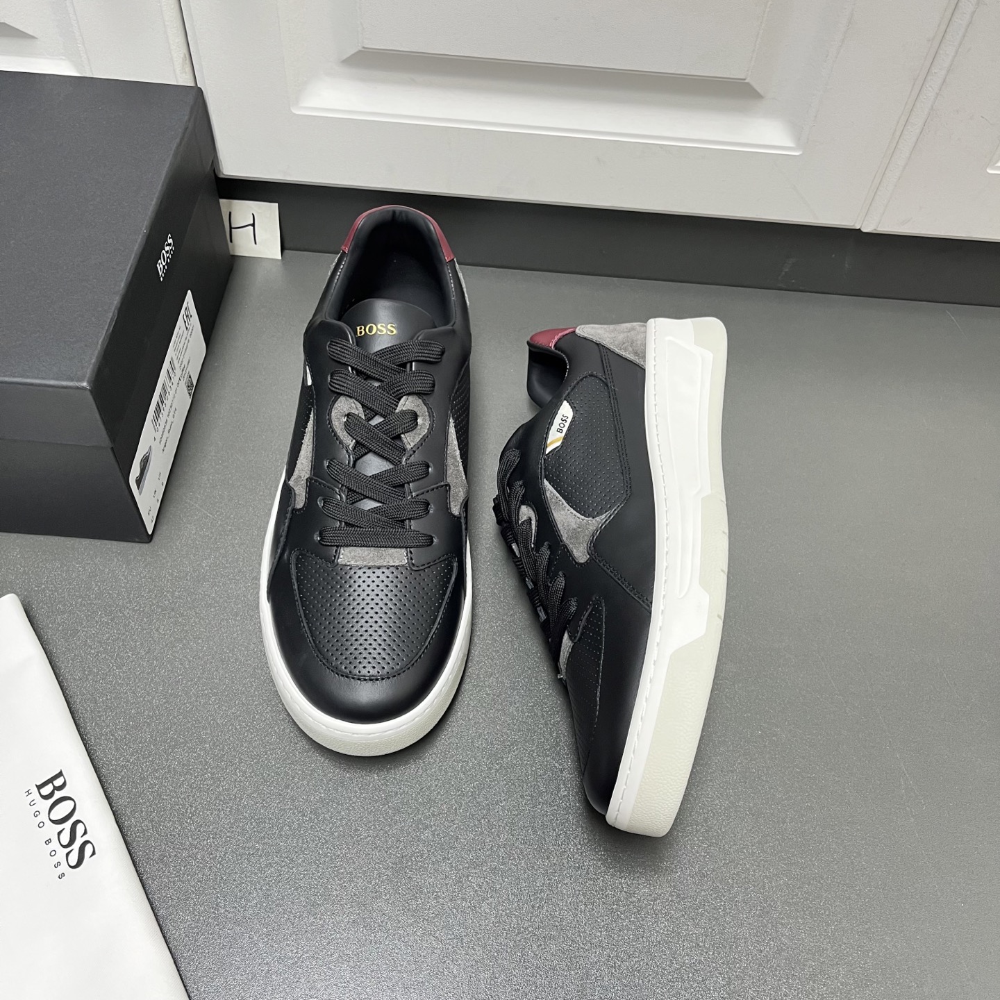 NO:272388,New HugoBoss men's sports and casual men's shoes, classic lace-up sports and casual shoes. This sole is a TPU two-layer splicing. It is imported from Italy. It has no pressure when entering the counter. The surface is imported from Italy. The upper is air-rushing design, breathable and comfortable!  The cowhide material can touch the silky texture of the leather with your hands. The inner part is soft calfskin, the foot pad is also calfskin, the foot pad is soft and comfortable, the bottom is TPU double-layer bottom, and the car is made with a real line method, never glue is applied!  H leather shoes size 39/40/41/42/43/44 Black original box packaging   dust bag, cowhide19860909新款HugoBoss男士运动休闲男鞋 经典系带运动休闲鞋 这个底是TPU两层拼接 意大利进口材料 进专柜无压力.面是意大利进口牛皮拼色,鞋面冲空设计,透气舒适！牛皮材质可以用手抚摸皮料的丝滑感 ,内里是柔软小牛皮 垫脚也是小牛皮 上脚柔软舒适 底是TPU双层大底 车真线做法永不开胶 ！ H皮鞋码数39/40/41/42/43/44 黑色 原盒包装 防尘袋,,cowhide,Men's shoes