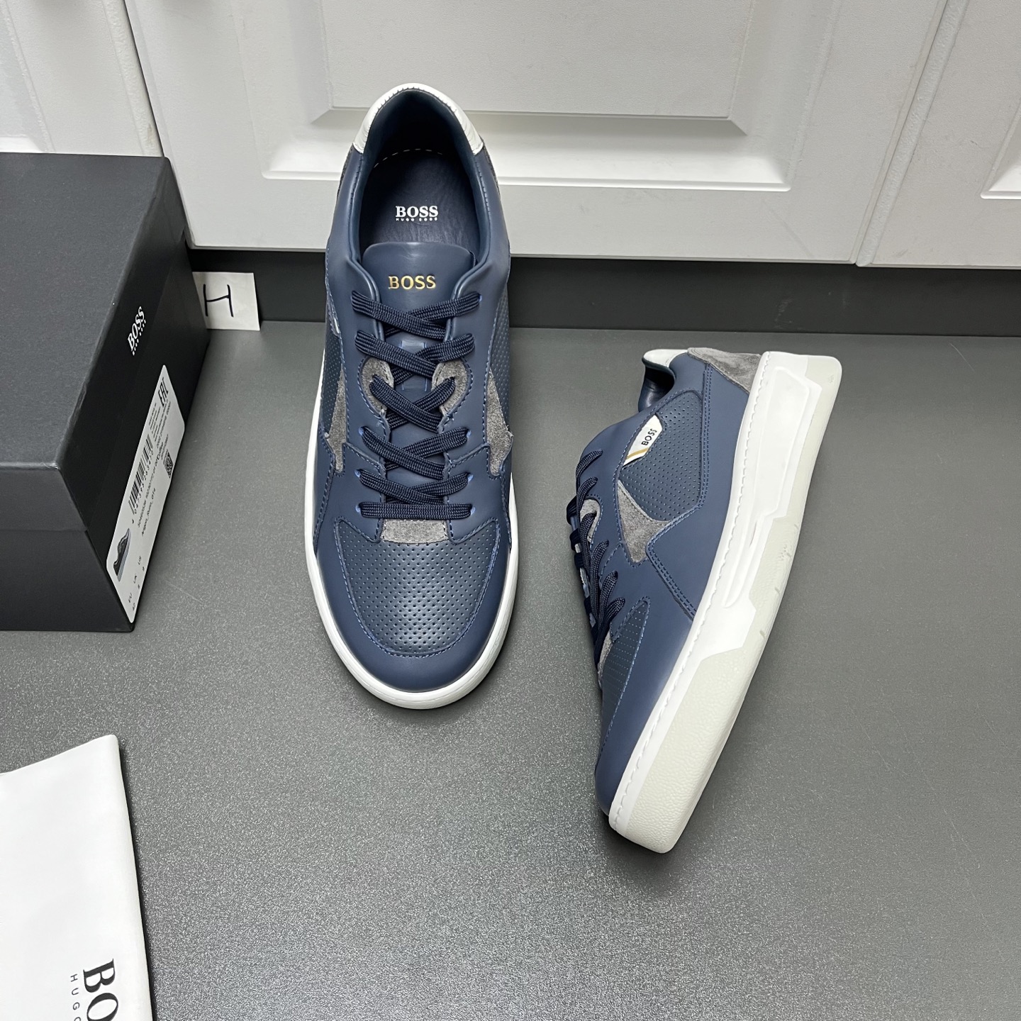 NO:272391,New HugoBoss men's sports and casual men's shoes, classic lace-up sports and casual shoes. This sole is a TPU two-layer splicing. It is imported from Italy. It has no pressure when entering the counter. The surface is imported from Italy. The upper is air-rushing design, breathable and comfortable!  The cowhide material can touch the silky texture of the leather with your hands. The inner part is soft calfskin, the foot pad is also calfskin, the foot pad is soft and comfortable, the bottom is TPU double-layer bottom, and the car is made with a real line method, never glue is applied!  H leather shoes size 39/40/41/42/43/44 blue original box packaging   dust bag, cowhide19860909新款HugoBoss男士运动休闲男鞋 经典系带运动休闲鞋 这个底是TPU两层拼接 意大利进口材料 进专柜无压力.面是意大利进口牛皮拼色,鞋面冲空设计,透气舒适！牛皮材质可以用手抚摸皮料的丝滑感 ,内里是柔软小牛皮 垫脚也是小牛皮 上脚柔软舒适 底是TPU双层大底 车真线做法永不开胶 ！ H皮鞋码数39/40/41/42/43/44 蓝色 原盒包装 防尘袋,,cowhide,Men's shoes