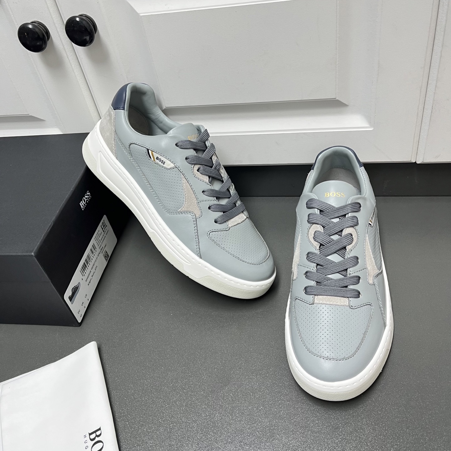 NO:272393,New HugoBoss men's sports and casual men's shoes, classic lace-up sports and casual shoes. This sole is a TPU two-layer splicing. It is imported from Italy. It has no pressure when entering the counter. The surface is imported from Italy. The upper is air-rushing design, breathable and comfortable!  The cowhide material can touch the silky texture of the leather with your hands. The inner part is soft calfskin, the foot pad is also calfskin, the foot pad is soft and comfortable, the bottom is TPU double-layer bottom, and the car is made with a real line method, never glue is applied!  H leather shoes size 39/40/41/42/43/44 Gray Original box packaging   dust bag, cowhide19860909新款HugoBoss男士运动休闲男鞋 经典系带运动休闲鞋 这个底是TPU两层拼接 意大利进口材料 进专柜无压力.面是意大利进口牛皮拼色,鞋面冲空设计,透气舒适！牛皮材质可以用手抚摸皮料的丝滑感 ,内里是柔软小牛皮 垫脚也是小牛皮 上脚柔软舒适 底是TPU双层大底 车真线做法永不开胶 ！ H皮鞋码数39/40/41/42/43/44 灰色 原盒包装 防尘袋,,cowhide,Men's shoes