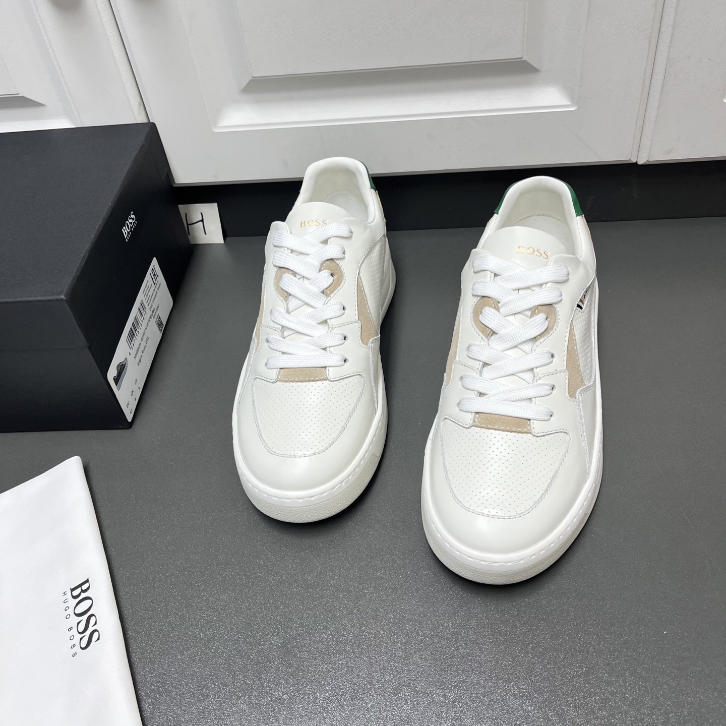 NO:272385,New HugoBoss men's sports and casual men's shoes, classic lace-up sports and casual shoes. This sole is a TPU two-layer splicing. It is imported from Italy. It has no pressure when entering the counter. The surface is imported from Italy. The upper is air-rushing design, breathable and comfortable!  The cowhide material can touch the silky texture of the leather with your hands. The inner part is soft calfskin, the foot pad is also calfskin, the foot pad is soft and comfortable, the bottom is TPU double-layer bottom, and the car is made with a real line method, never glue is applied!  H leather shoes size 39/40/41/42/43/44 White original box packaging   dust bag, cowhide19860909新款HugoBoss男士运动休闲男鞋 经典系带运动休闲鞋 这个底是TPU两层拼接 意大利进口材料 进专柜无压力.面是意大利进口牛皮拼色,鞋面冲空设计,透气舒适！牛皮材质可以用手抚摸皮料的丝滑感 ,内里是柔软小牛皮 垫脚也是小牛皮 上脚柔软舒适 底是TPU双层大底 车真线做法永不开胶 ！ H皮鞋码数39/40/41/42/43/44 白色 原盒包装 防尘袋,,cowhide,Men's shoes