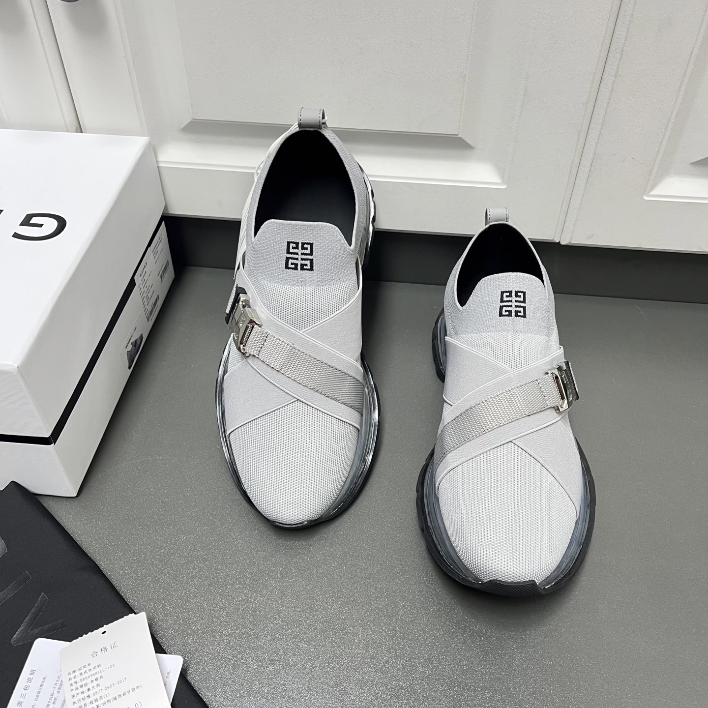 NO:273173,Flying knit   air cushion series Givenchy 2025 spring and summer new Spectre low-top casual sports men's shoes, four colors in stock. This selected elastic and breathable fly knit is decorated with cross-type colour elastic band and webbing band, equipped with silver metal single-mode lock design, the tongue is decorated with 4G exclusive printing, the side sole is decorated with G-brand logo, the insole is imprinted GIVENCHY 4G logo, light and technological air cushion retro sole, the whole pair of shoes is clean and profitable, and the footing effect is very good. Welcome to order. Leather shoes size: 39/40/41/42/43/44 Gray Original box packaging   dust bag No urgent order, given, given, given, given, given19860909飞织款 气垫系列Givenchy纪梵希2025春夏新款Spectre低帮休闲运动男鞋 四色有货 这款精选弹力透气飞织,饰以交叉式同系配色松紧带和织带饰带,配有银色金属单模锁扣设计,鞋舌饰以4G专属印花,侧面鞋底饰以G品牌Logo,内底压印GIVENCHY 4G Logo,轻盈科技气垫复古效果鞋底,整双鞋子干净利显档次,上脚效果非常好,欢迎订购. 皮鞋码数:39/40/41/42/43/44 灰色 原盒包装 防尘袋 不接急单,,givenchy,givenchy,Men's shoes