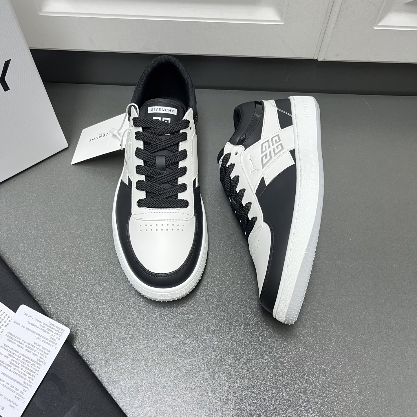 NO:347781,The latest Givenchy Givenchy G Move series, lace-up low-top casual sports men's shoes arrive. This men's shoes are selected for imported soft toe leather + custom silk cowhide, with a lining on the back to increase comfort. The tongue is decorated with Ghy 4G logo tag, the side and heel of the shoe are imprinted with Givenchy logo and 4G logo, and the heel is gray U-shaped tpu tablet design. More fashionable and personalized, with a delicate inner fabric, anti-slip wear-resistant RB sole, the most important thing to wear is comfortable and versatile, super soft and lightweight, and the first choice for people. Leather shoes size: 39/40/41/42/43/44 Black and white Original box packaging + dust bag, given, given, given, cowhide19860909最新款纪梵希Givenchy G Move系列、系带低帮休闲运动男鞋到货. 这款男士板鞋精选进口柔软头层皮革+定制丝绸牛皮,后帮加衬增加舒适感,鞋舌饰以Ghy 4G Logo标签,鞋侧面和后跟压印Givenchy logo和4G Logo,后跟灰色U型tpu片设计 更时尚个性,内里细致布,防滑耐磨RB大底,最主要穿着舒适百搭,超软超轻便,自穿送人首选单品. 皮鞋码数:39/40/41/42/43/44 黑白 原盒包装+防尘袋,,givenchy,givenchy,cowhide,Men's shoes