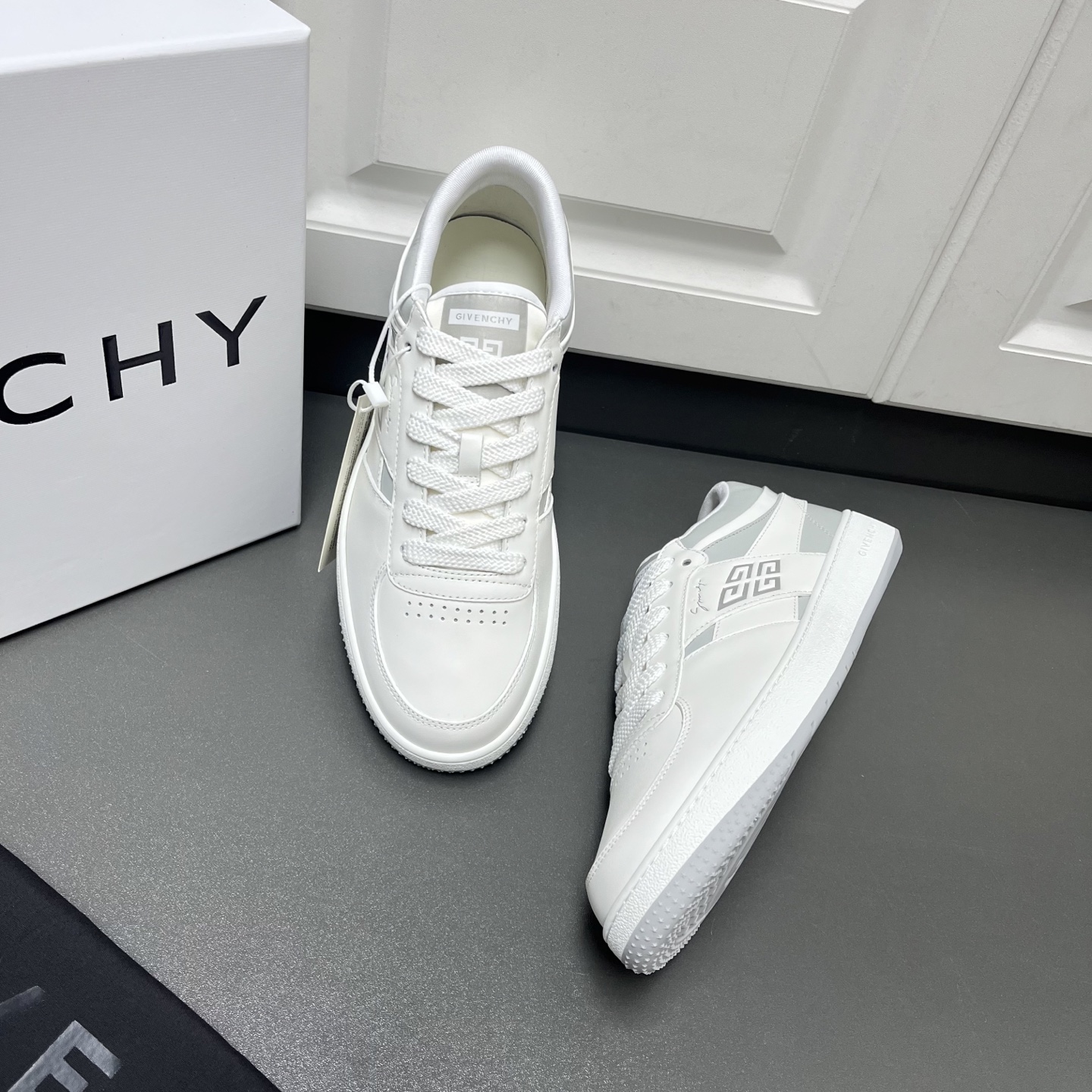 NO:347797,The latest Givenchy Givenchy G Move series, lace-up low-top casual sports men's shoes arrive. This men's shoes are selected for imported soft toe leather + custom silk cowhide, with a lining on the back to increase comfort. The tongue is decorated with Ghy 4G logo tag, the side and heel of the shoe are imprinted with Givenchy logo and 4G logo, and the heel is gray U-shaped tpu tablet design. More fashionable and personalized, with a delicate inner fabric, anti-slip wear-resistant RB sole, the most important thing to wear is comfortable and versatile, super soft and lightweight, and the first choice for people. Leather shoes size: 39/40/41/42/43/44 White Original box packaging + dust bag, given, given, given, cowhide19860909最新款纪梵希Givenchy G Move系列、系带低帮休闲运动男鞋到货. 这款男士板鞋精选进口柔软头层皮革+定制丝绸牛皮,后帮加衬增加舒适感,鞋舌饰以Ghy 4G Logo标签,鞋侧面和后跟压印Givenchy logo和4G Logo,后跟灰色U型tpu片设计 更时尚个性,内里细致布,防滑耐磨RB大底,最主要穿着舒适百搭,超软超轻便,自穿送人首选单品. 皮鞋码数:39/40/41/42/43/44 白色 原盒包装+防尘袋,,givenchy,givenchy,cowhide,Men's shoes