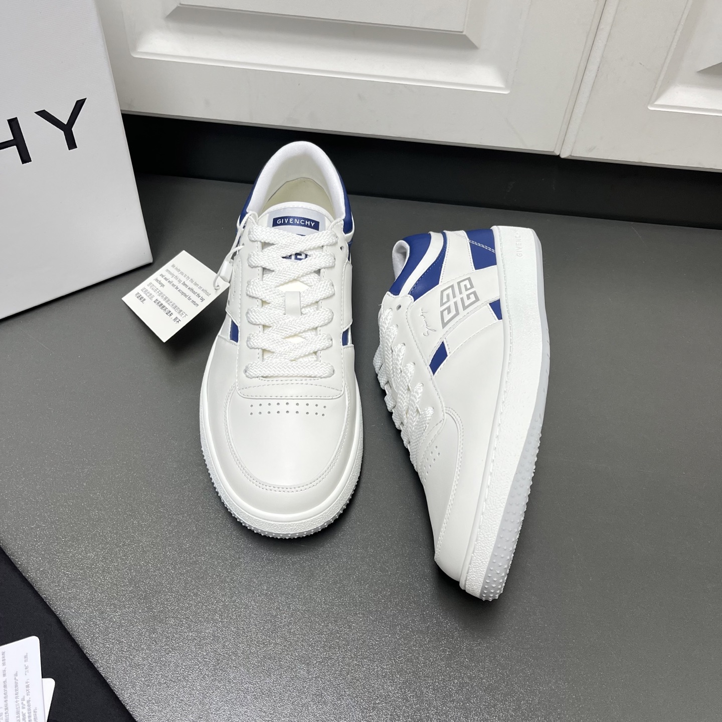 NO:347812,The latest Givenchy Givenchy G Move series, lace-up low-top casual sports men's shoes arrive. This men's shoes are selected for imported soft toe leather + custom silk cowhide, with a lining on the back to increase comfort. The tongue is decorated with Ghy 4G logo tag, the side and heel of the shoe are imprinted with Givenchy logo and 4G logo, and the heel is gray U-shaped tpu tablet design. More fashionable and personalized, with a delicate inner fabric, anti-slip wear-resistant RB sole, the most important thing to wear is comfortable and versatile, super soft and lightweight, and the first choice for people. Leather shoes size: 39/40/41/42/43/44 White and blue original box packaging + dust bag, given, given, given, cowhide19860909最新款纪梵希Givenchy G Move系列、系带低帮休闲运动男鞋到货. 这款男士板鞋精选进口柔软头层皮革+定制丝绸牛皮,后帮加衬增加舒适感,鞋舌饰以Ghy 4G Logo标签,鞋侧面和后跟压印Givenchy logo和4G Logo,后跟灰色U型tpu片设计 更时尚个性,内里细致布,防滑耐磨RB大底,最主要穿着舒适百搭,超软超轻便,自穿送人首选单品. 皮鞋码数:39/40/41/42/43/44 白蓝 原盒包装+防尘袋,,givenchy,givenchy,cowhide,Men's shoes