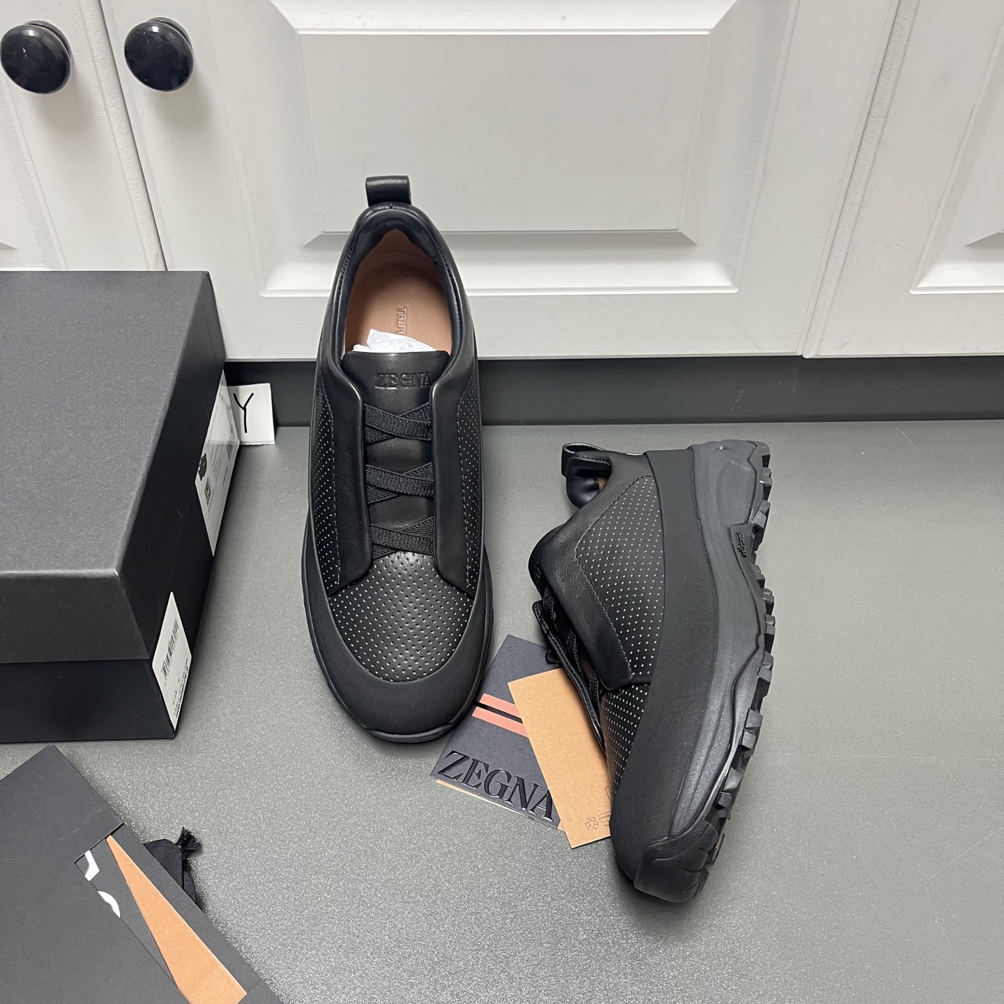 NO:275075,Punched ZEGNA Jenia Men's new Trile StitchMonte Luxury Casual Shoes Made of smooth calfskin and matte beef BAG. Punched upper details, versatile low-top style, embellished with three-cross details inspired by hand-stitched stitches in the Zenia jacket, and is equipped with innovations that can provide greater friction during outdoor activities!  Zenia's famous tailored series of handmade triple stitching design, which has strong grip and ensures safety. The fabric is made of high-quality suede splicing and fashionable. The combination of lightweight foam and Vibrate special rubber bottom is very light on the upper foot; the large bottom and palm are equipped with anti-slip pieces, which are cold-resistant, anti-slip, and have strong grip!  Suitable for daily wear, sports hiking outdoors, welcome to order. Leather shoes size: 39/40/41/42/43/44 Black original box packaging   dust bag No. 65FH220835650, zegna, jackets & coats,cowhide,chamois leather19860909冲孔款ZEGNA杰尼亚 男士新款Trile StitchMonte奢华休闲鞋 这款采用光滑小牛皮及磨砂牛八戈制成,鞋面冲孔细节,百搭的低帮款式,点缀灵感源自杰尼亚夹克手工缝线的三交叉细节,同时配备能够在户外活动时提供更大摩擦力的创新！杰尼亚著名精裁系列手工三重缝线设计,强大的抓地力,确保安全性.面料采用优质麂皮拼接时尚潮流.轻质发泡和Vibrate专用橡胶底组合,上脚非常轻便；大底底掌加用防滑片,耐寒、防滑,抓地性强！适用于日常穿搭、运动徒步户外,欢迎订购. 皮鞋码数:39/40/41/42/43/44 黑色 原盒包装 防尘袋 编号65FH220835650,,zegna,jackets & coats,cowhide,chamois leather,Men's shoes