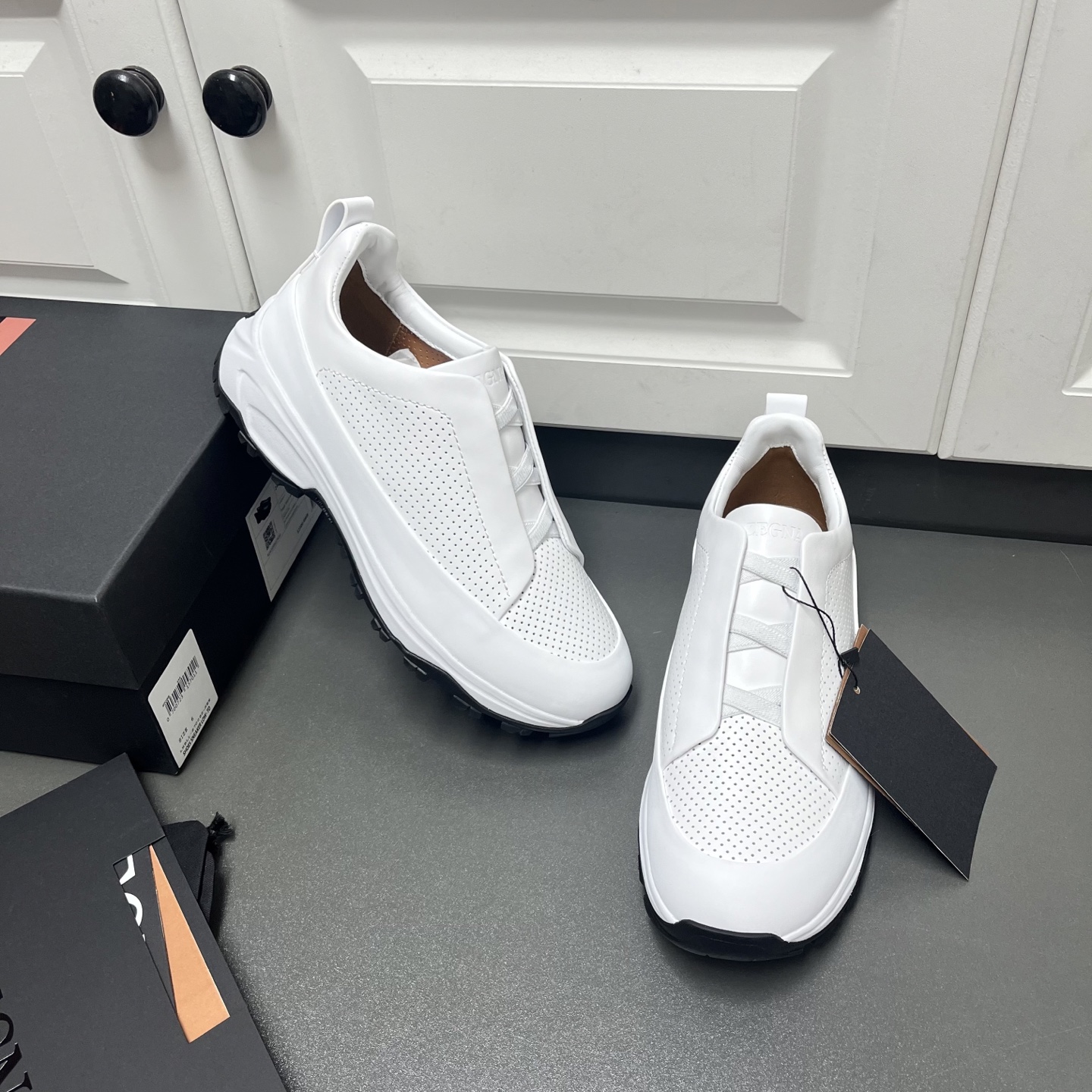 NO:275074,Punched ZEGNA Jenia Men's new Trile StitchMonte Luxury Casual Shoes Made of smooth calfskin and matte beef BAG. Punched upper details, versatile low-top style, embellished with three-cross details inspired by hand-stitched stitches in the Zenia jacket, and is equipped with innovations that can provide greater friction during outdoor activities!  Zenia's famous tailored series of handmade triple stitching design, which has strong grip and ensures safety. The fabric is made of high-quality suede splicing and fashionable. The combination of lightweight foam and Vibrate special rubber bottom is very light on the upper foot; the large bottom and palm are equipped with anti-slip pieces, which are cold-resistant, anti-slip, and have strong grip!  Suitable for daily wear, sports hiking outdoors, welcome to order. Leather shoes size: 39/40/41/42/43/44 White original box packaging   dust bag No. 65FH220835650,,zegna, jackets & coats,cowhide,chamois leather19860909冲孔款ZEGNA杰尼亚 男士新款Trile StitchMonte奢华休闲鞋 这款采用光滑小牛皮及磨砂牛八戈制成,鞋面冲孔细节,百搭的低帮款式,点缀灵感源自杰尼亚夹克手工缝线的三交叉细节,同时配备能够在户外活动时提供更大摩擦力的创新！杰尼亚著名精裁系列手工三重缝线设计,强大的抓地力,确保安全性.面料采用优质麂皮拼接时尚潮流.轻质发泡和Vibrate专用橡胶底组合,上脚非常轻便；大底底掌加用防滑片,耐寒、防滑,抓地性强！适用于日常穿搭、运动徒步户外,欢迎订购. 皮鞋码数:39/40/41/42/43/44 白色 原盒包装 防尘袋 编号65FH220835650,,zegna,jackets & coats,cowhide,chamois leather,Men's shoes