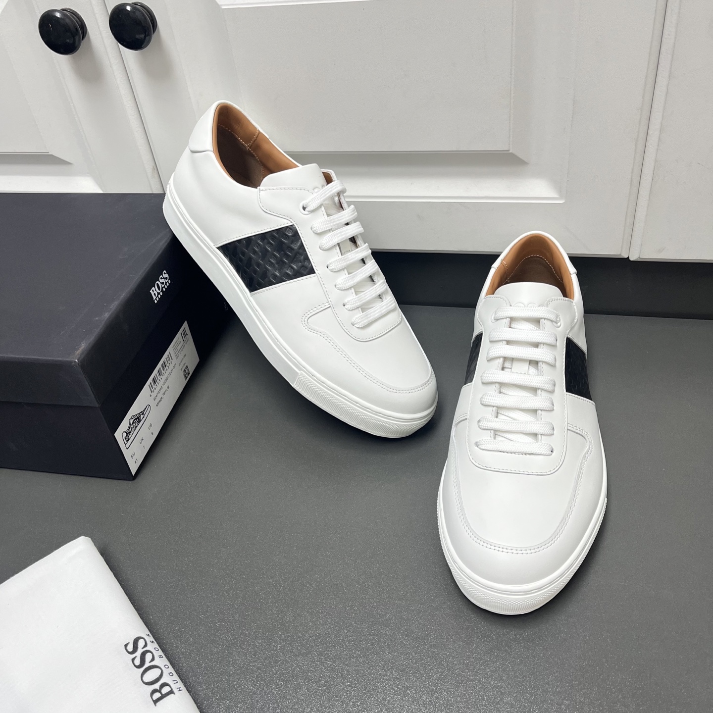 NO:275066,Boss men's new lace-up leather sports and casual shoes are shipped. This style is carefully crafted from imported calf leather. The leather is soft, delicate and shiny. The B letter embossed decoration on the side, exquisite hand-tracking, classic casual sports style. The tongue and heel are decorated with embossed logo logo details, anti-slip and wear-resistant rubber sole, light and comfortable. The lace-up design is matched with soft cowhide inner and foot pads. The foot is comfortable and breathable, and the original box packaging dust bag. Leather shoes size: 39/40/41/42/43/44 White, three colors available. Number 64FH220834540,,cowhide19860909Boss男士新款系带皮革运动休闲板鞋出货 这款选用进口小牛皮精心制作,皮质柔软细腻有光泽,侧面B字母压花装饰,精致手工走线,经典休闲运动版型,鞋舌及后跟饰有压纹logo标识细节,防滑耐磨橡胶大底,轻便舒适,系带设计搭配柔软牛皮内里及垫脚,上脚舒适透气,配原盒包装防尘袋 皮鞋尺码:39/40/41/42/43/44 白色 三色可选 编号64FH220834540,,cowhide,Men's shoes