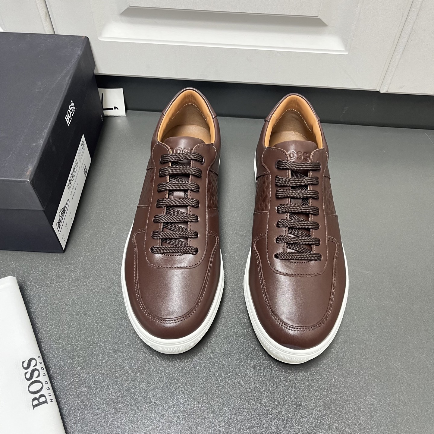 NO:275069,Boss men's new lace-up leather sports and casual shoes are shipped. This style is carefully crafted from imported calf leather. The leather is soft and delicate and shiny. The B letter embossed decoration on the side, exquisite hand-tracking, classic casual sports style. The tongue and heel are decorated with embossed logo logo details. The anti-slip and wear-resistant rubber sole is light and comfortable. The lace-up design is matched with soft cowhide inner and foot pads. The foot is comfortable and breathable. It is equipped with the original box packaging dust bag. Leather shoes size: 39/40/41/42/43/44 Coffee, three colors available. Number 64FH220834540,,cowhide19860909Boss男士新款系带皮革运动休闲板鞋出货 这款选用进口小牛皮精心制作,皮质柔软细腻有光泽,侧面B字母压花装饰,精致手工走线,经典休闲运动版型,鞋舌及后跟饰有压纹logo标识细节,防滑耐磨橡胶大底,轻便舒适,系带设计搭配柔软牛皮内里及垫脚,上脚舒适透气,配原盒包装防尘袋 皮鞋尺码:39/40/41/42/43/44 咖色 三色可选 编号64FH220834540,,cowhide,Men's shoes