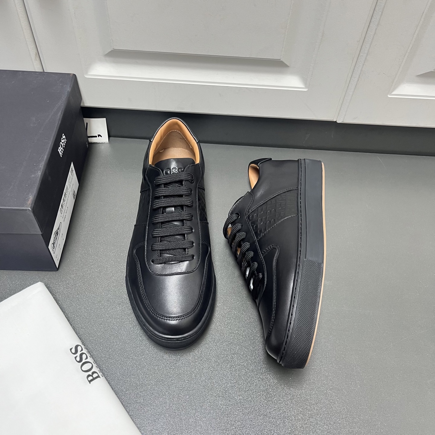 NO:275072,Boss Men's new lace-up leather sports and casual shoes are shipped. This style is carefully crafted from imported calf leather. The leather is soft and delicate and shiny. The B-letter embossed decoration on the side, exquisite hand-tracking, classic casual sports style. The tongue and heel are decorated with embossed logo logo details. The anti-slip and wear-resistant rubber sole is light and comfortable. The lace-up design is matched with soft cowhide inner and foot pads. The foot is comfortable and breathable. It is equipped with the original box packaging dust bag. Leather shoes size: 39/40/41/42/43/44 Black. Three colors are available. Number 64FH220834540,,cowhide19860909Boss男士新款系带皮革运动休闲板鞋出货 这款选用进口小牛皮精心制作,皮质柔软细腻有光泽,侧面B字母压花装饰,精致手工走线,经典休闲运动版型,鞋舌及后跟饰有压纹logo标识细节,防滑耐磨橡胶大底,轻便舒适,系带设计搭配柔软牛皮内里及垫脚,上脚舒适透气,配原盒包装防尘袋 皮鞋尺码:39/40/41/42/43/44 黑色 三色可选 编号64FH220834540,,cowhide,Men's shoes