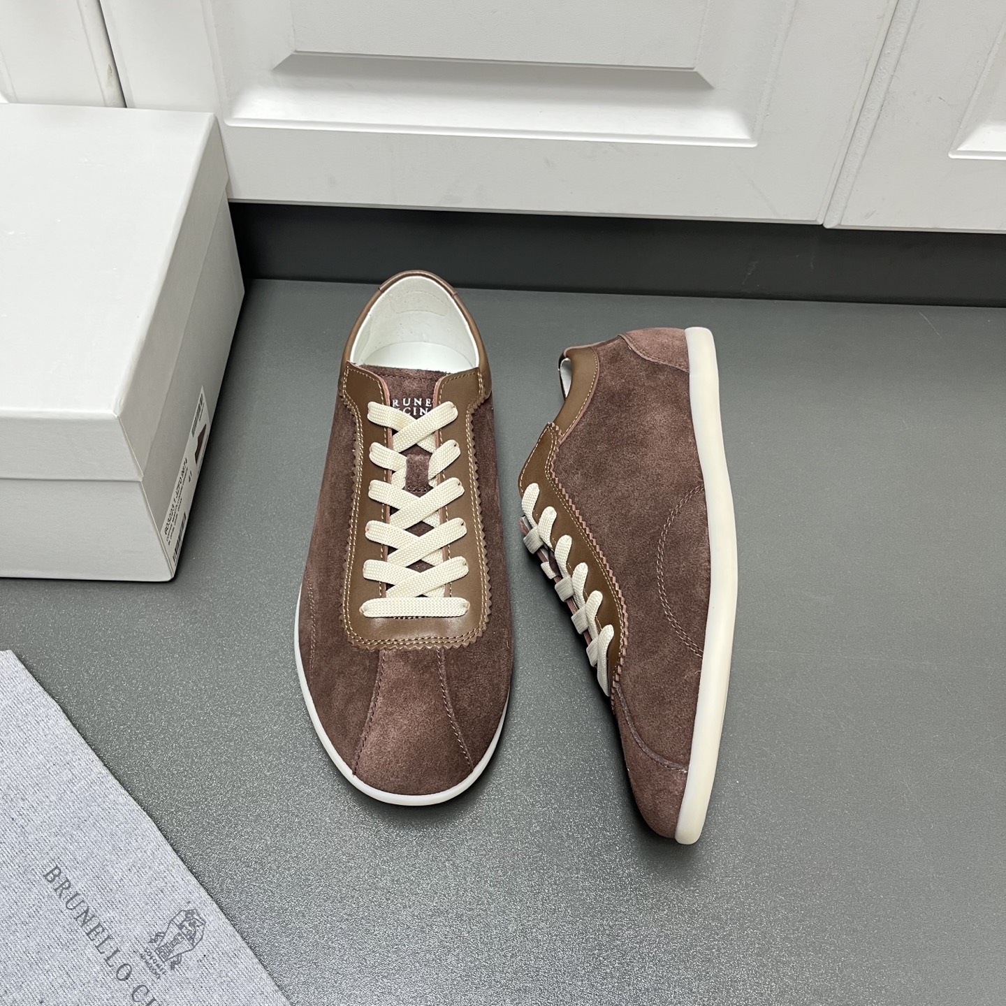 NO:275380,Brunello Cucinelli Spring and Summer Ss25 new lace-up lightweight men's shoes, four colors arrive. This BC casual sneaker is made of natural washing suede, contrasting matte calfskin decorates the lace and mouth of the shoe, made of exquisite craftsmanship in Dongguan, and the slender contours are blended with retro inspiration. The velvet textured upper presents subtle color changes, and is matched with a light rubber sole to bring a light and comfortable wearing experience. The calfskin inner and silver-label cowhide feet are light and comfortable, and equipped with a full set of original packaging. Leather size: 39/40/41/42/43/44 Coffee Welcome to order,,brunello cucinelli,sneakers,cowhide19860909Brunello Cucinelli春夏Ss25新款系带轻便男鞋 四色到货 这款BC休闲运动鞋,采用天然水洗绒面革制成,撞色雾面小牛皮装饰鞋襟及鞋口,莞产精湛工艺制作,纤细修长的轮廓与复古灵感融合在一起.丝绒质感的鞋面呈现出微妙的色彩变化,搭配轻薄的橡胶鞋底,带来轻便舒适的穿着体验.小牛皮内里及银标牛皮垫脚,上脚轻便舒适透气,配全套原包装. 皮鞋码数:39/40/41/42/43/44 咖色 欢迎订购,,brunello cucinelli,sneakers,cowhide,Men's shoes