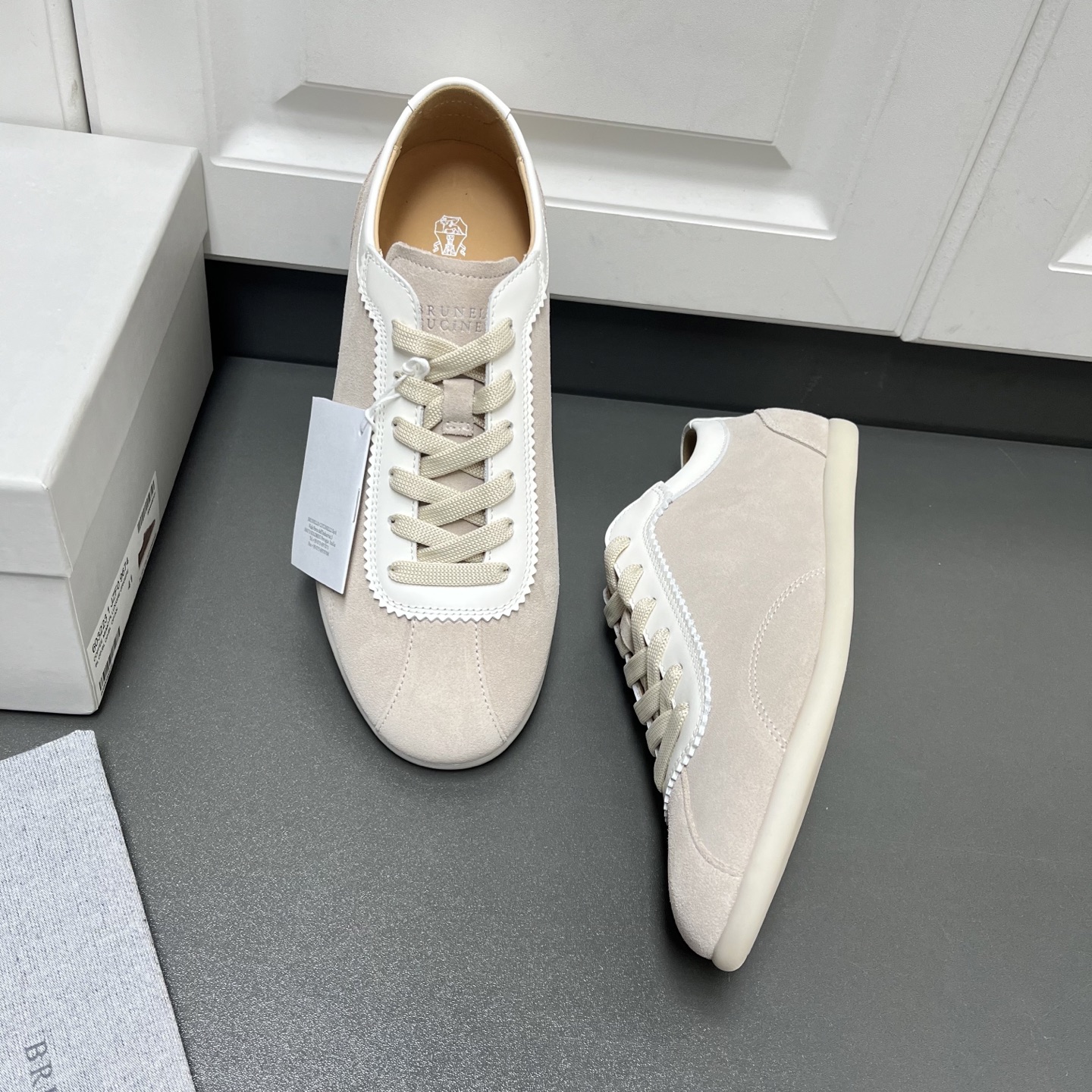 NO:275377,Brunello Cucinelli Spring and Summer Ss25 new lace-up lightweight men's shoes, four colors arrive. This BC casual sneaker is made of natural washing suede, contrasting matte calfskin decorates the lace and mouth of the shoe, made of exquisite craftsmanship in Dongguan, and the slender contours are blended with retro inspiration. The velvet textured upper presents subtle color changes, and is matched with a light rubber sole to bring a light and comfortable wearing experience. The calfskin inner and silver-label cowhide feet are light and comfortable on the feet, and is equipped with a full set of original packaging. Leather size: 39/40/41/42/43/44 beige welcome to order, brunello cucinelli,sneakers,cowhide19860909Brunello Cucinelli春夏Ss25新款系带轻便男鞋 四色到货 这款BC休闲运动鞋,采用天然水洗绒面革制成,撞色雾面小牛皮装饰鞋襟及鞋口,莞产精湛工艺制作,纤细修长的轮廓与复古灵感融合在一起.丝绒质感的鞋面呈现出微妙的色彩变化,搭配轻薄的橡胶鞋底,带来轻便舒适的穿着体验.小牛皮内里及银标牛皮垫脚,上脚轻便舒适透气,配全套原包装. 皮鞋码数:39/40/41/42/43/44 米白 欢迎订购,,brunello cucinelli,sneakers,cowhide,Men's shoes